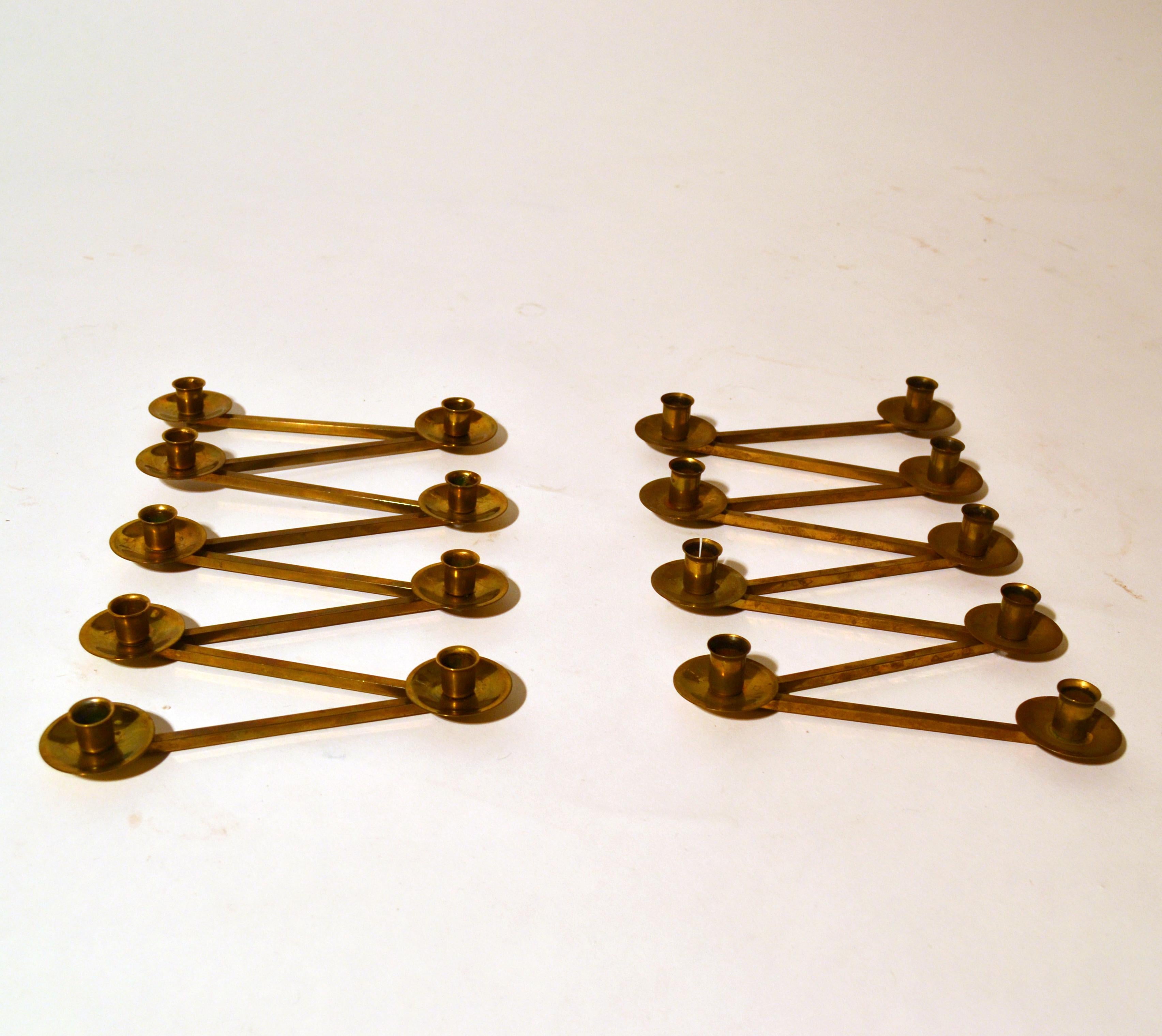 Decora la tua tavola festiva con questa coppia di candelabri flessibili, ciascuno per 9 candele (diametro 10 mm), realizzati da Margareta Slingam per Ljusstake, Svezia, anni '60. Sono giocosi e creano figure geometriche come i segni della galassia o
