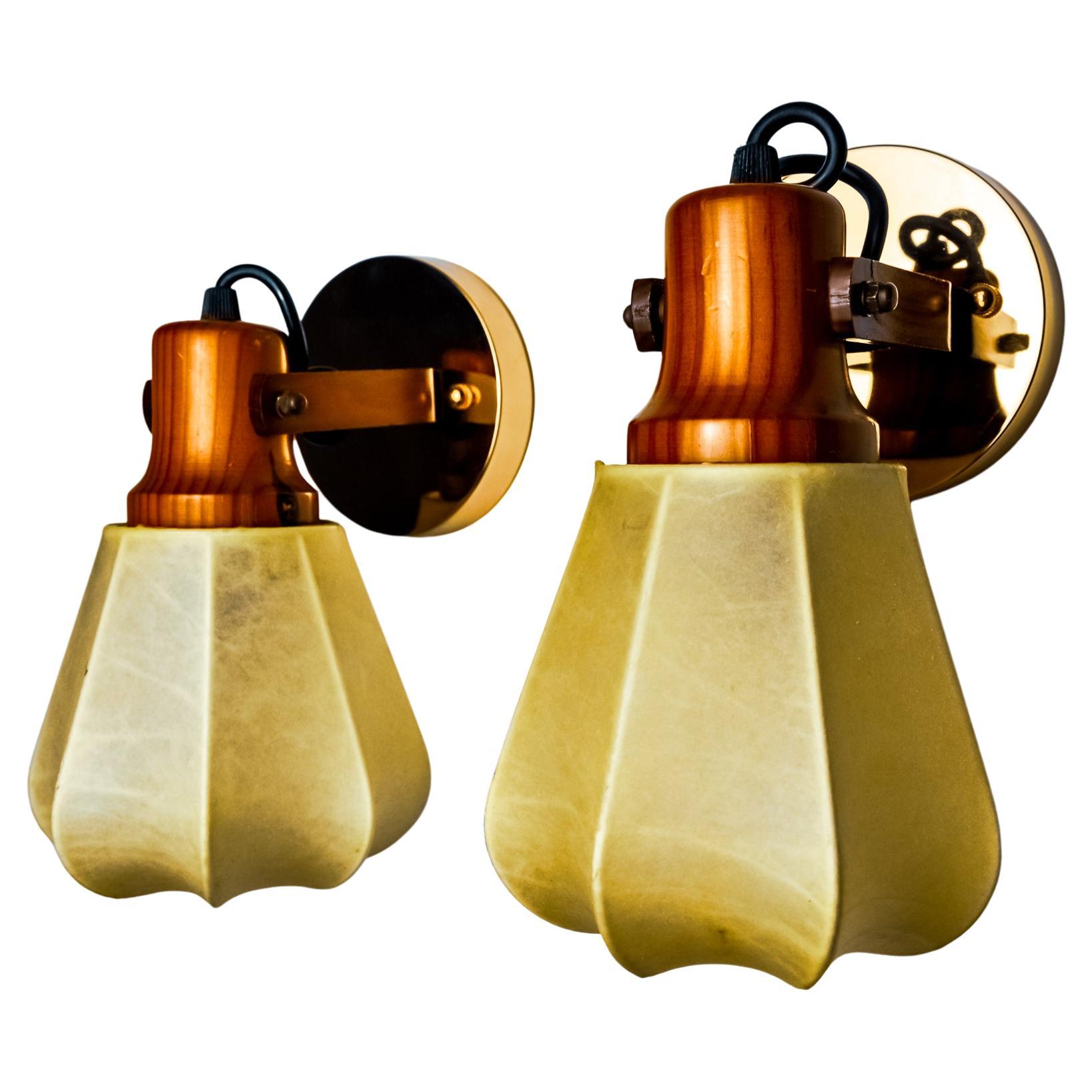 Paire d'appliques articulées "Cocoon" en résine et pin, Italie, 1970 en vente