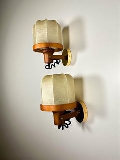 Paire d'appliques articulées « Cocoon » en résine et pin, Italie, vers les années 1970