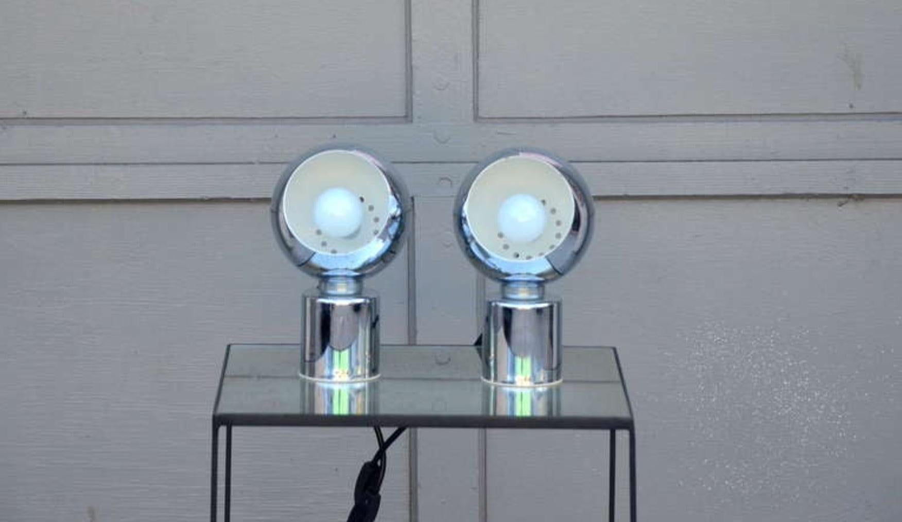italien Paire de lampadaires à globe articulé de Reggiani Lampadari en vente