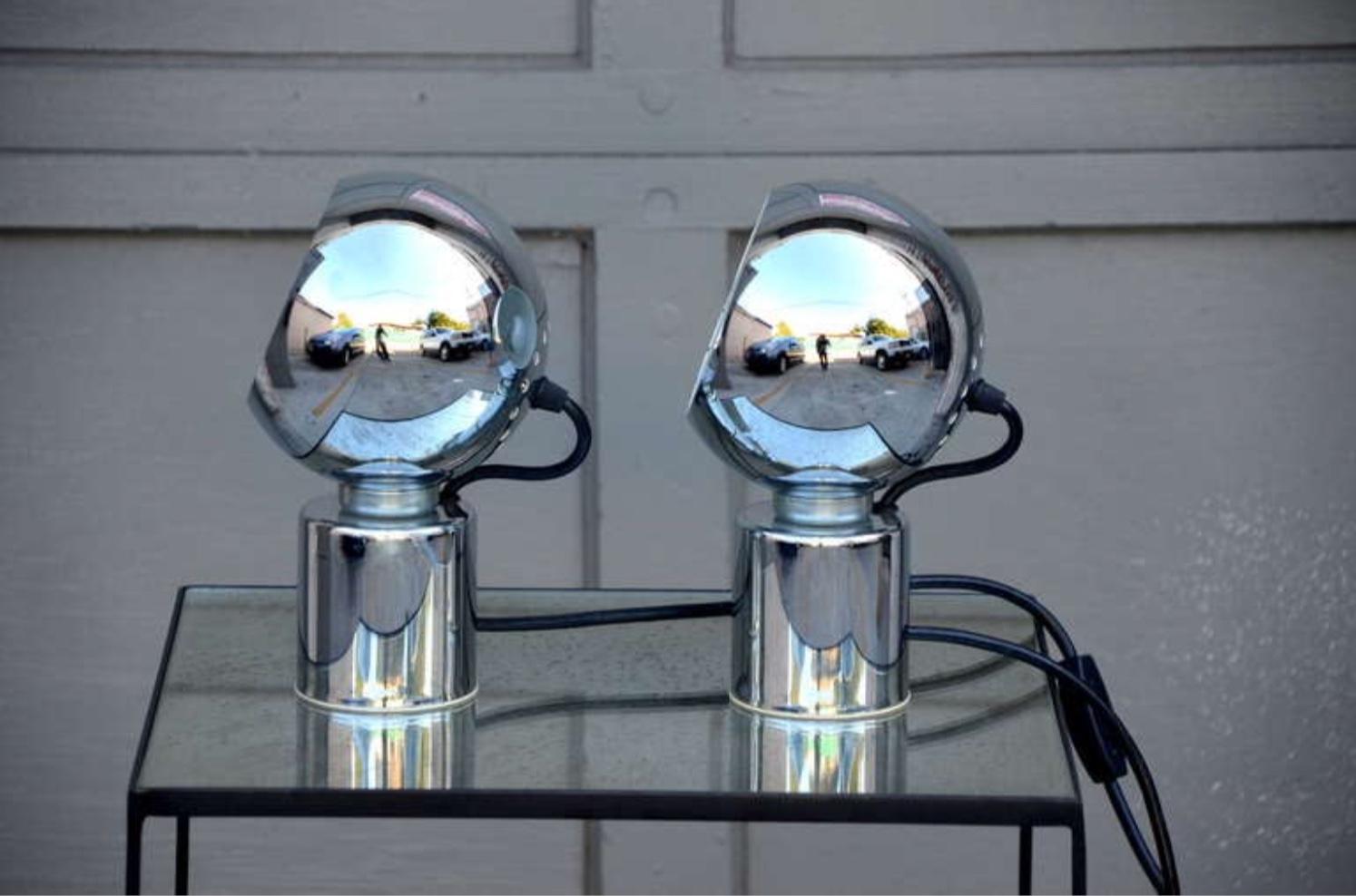 Milieu du XXe siècle Paire de lampadaires à globe articulé de Reggiani Lampadari en vente