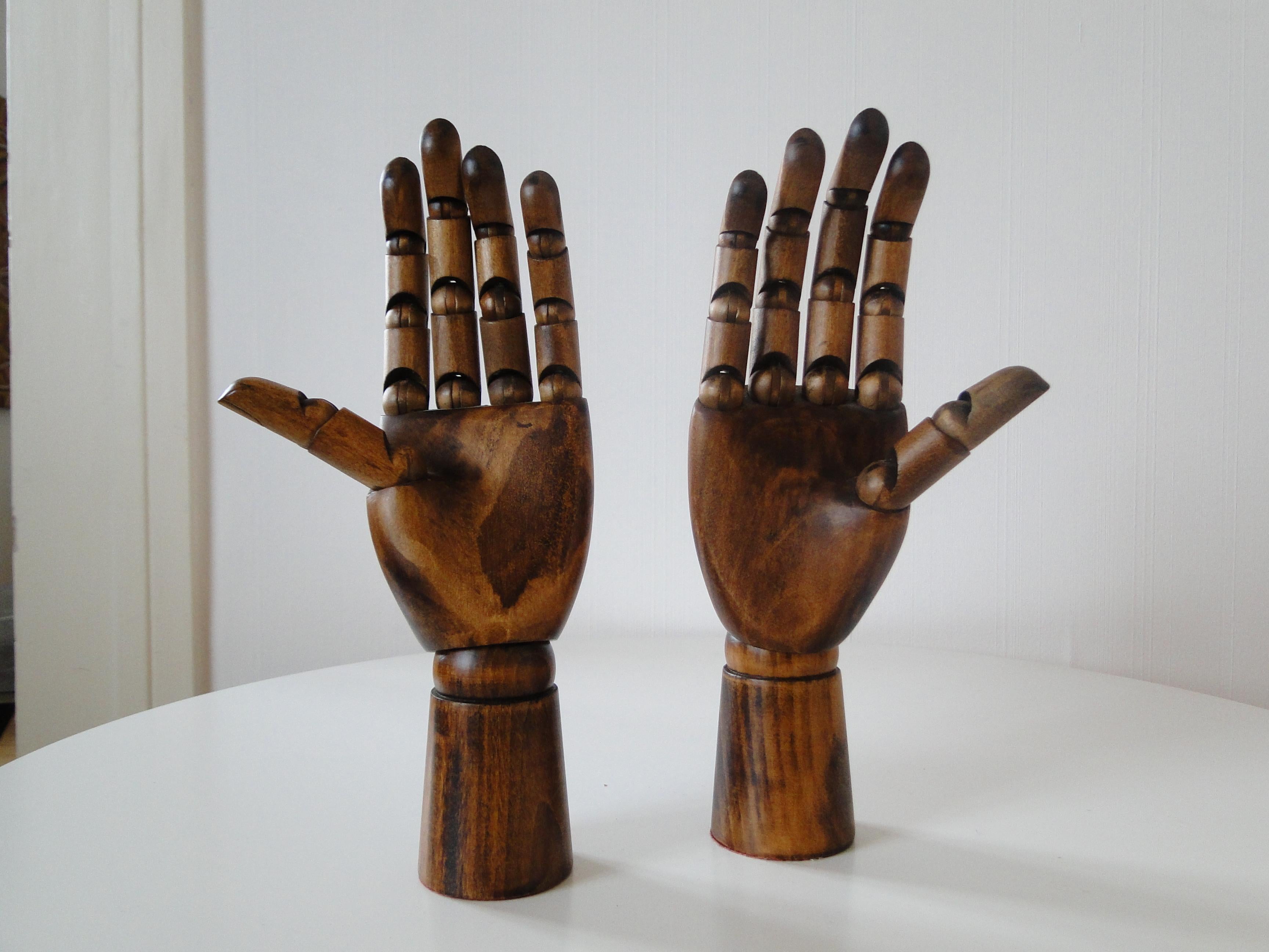 Pair of articulated wooden hands.
The wrist is also articulated.
Very good condition