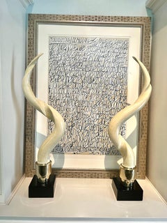 Paire de cornes de Kudu sur socle en laiton et laqué