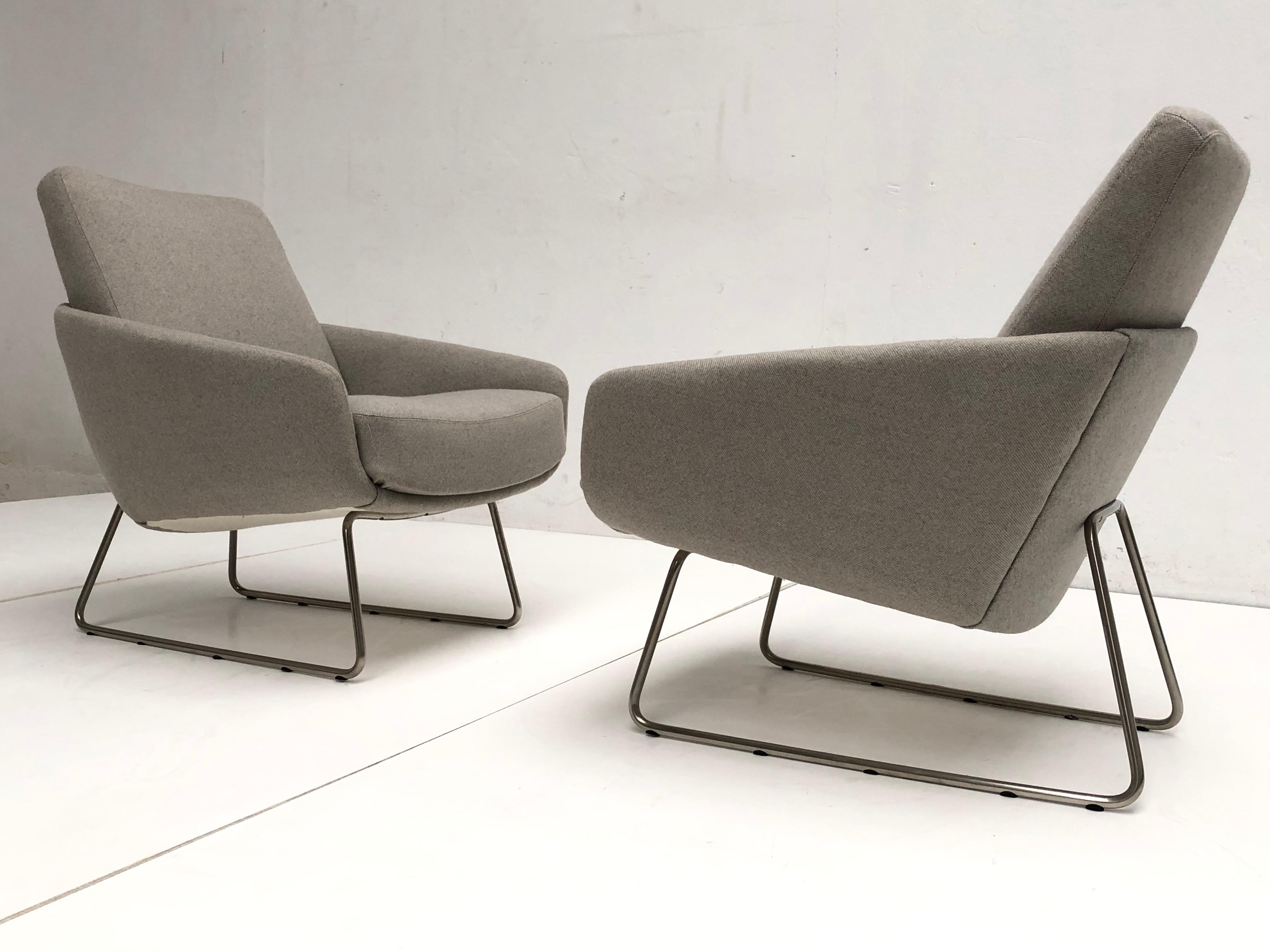 Pair of Artifort F165 Lounge Chairs with New Ploeg Wool Upholstery, circa 1955 For Sale 2