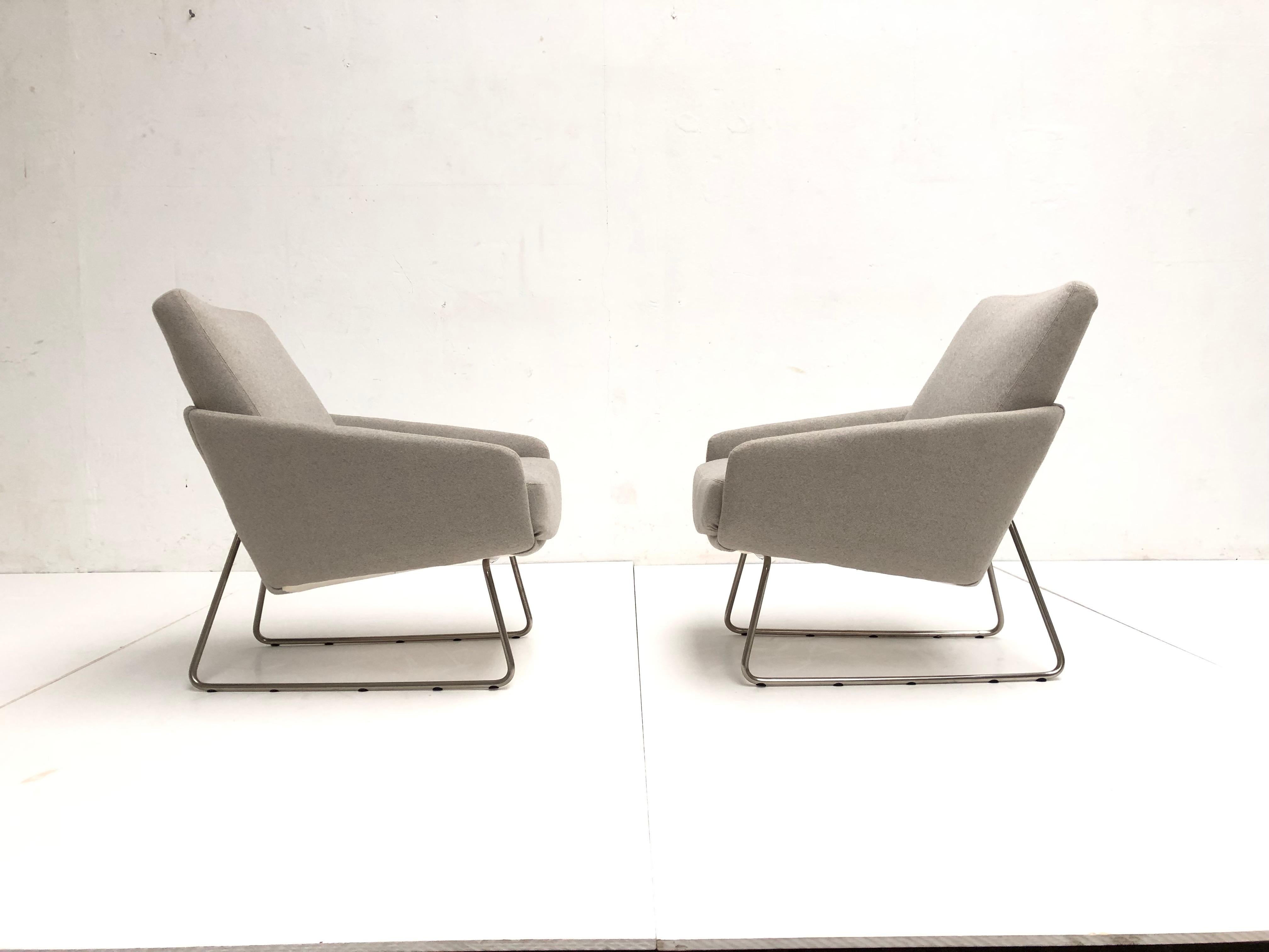 Pair of Artifort F165 Lounge Chairs with New Ploeg Wool Upholstery, circa 1955 For Sale 3