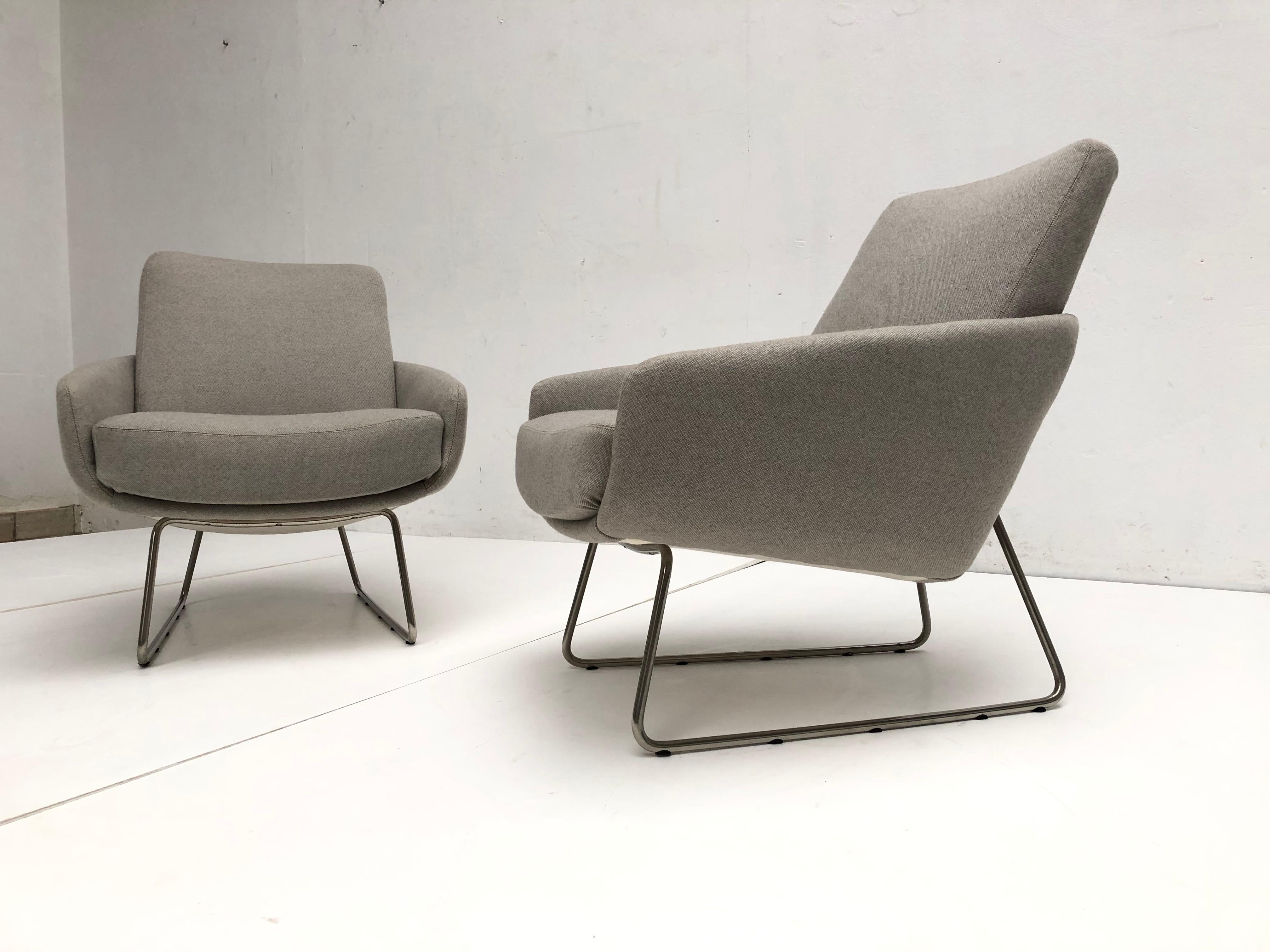 Pair of Artifort F165 Lounge Chairs with New Ploeg Wool Upholstery, circa 1955 For Sale 9