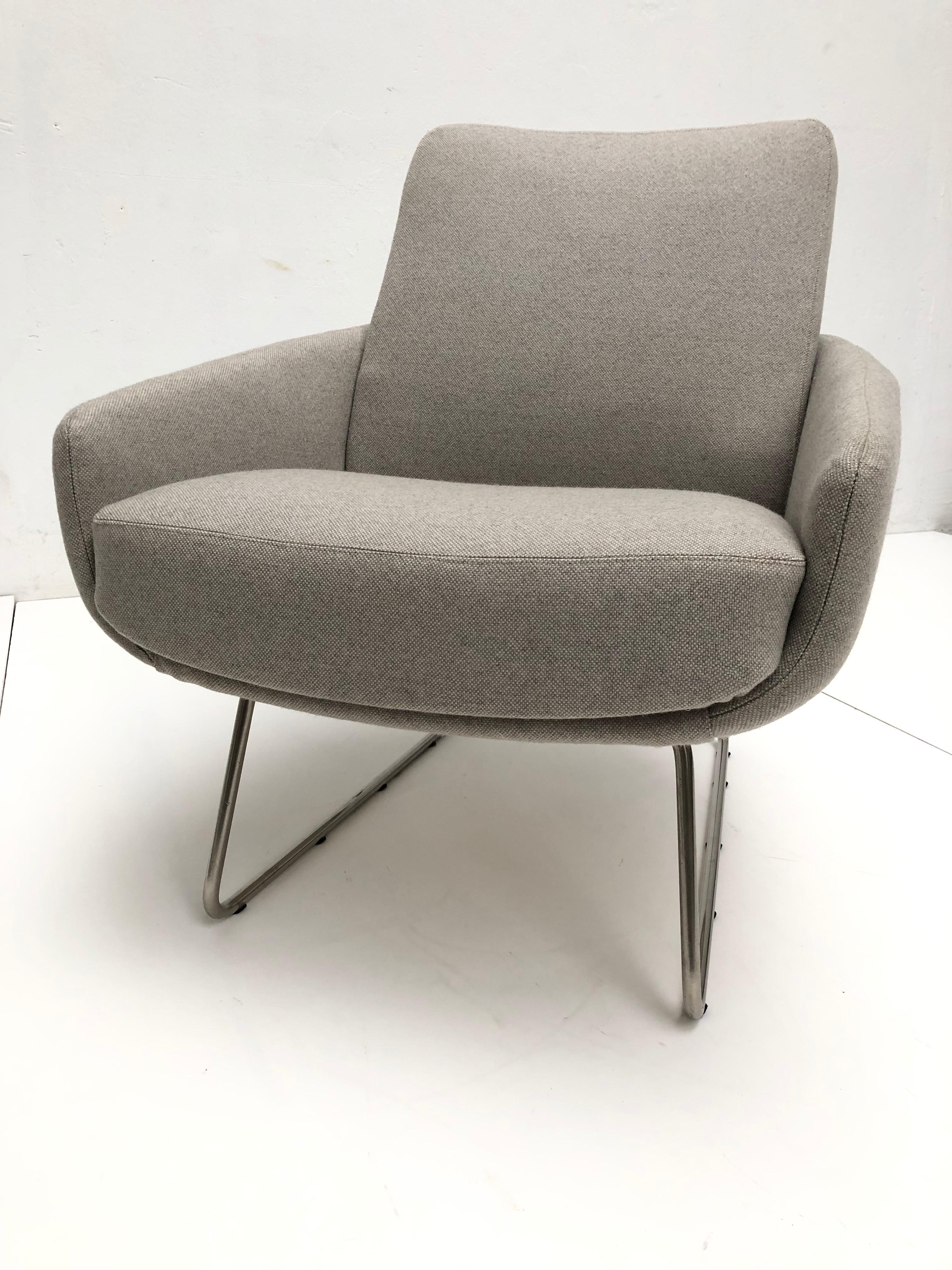 Dutch Pair of Artifort F165 Lounge Chairs with New Ploeg Wool Upholstery, circa 1955 For Sale