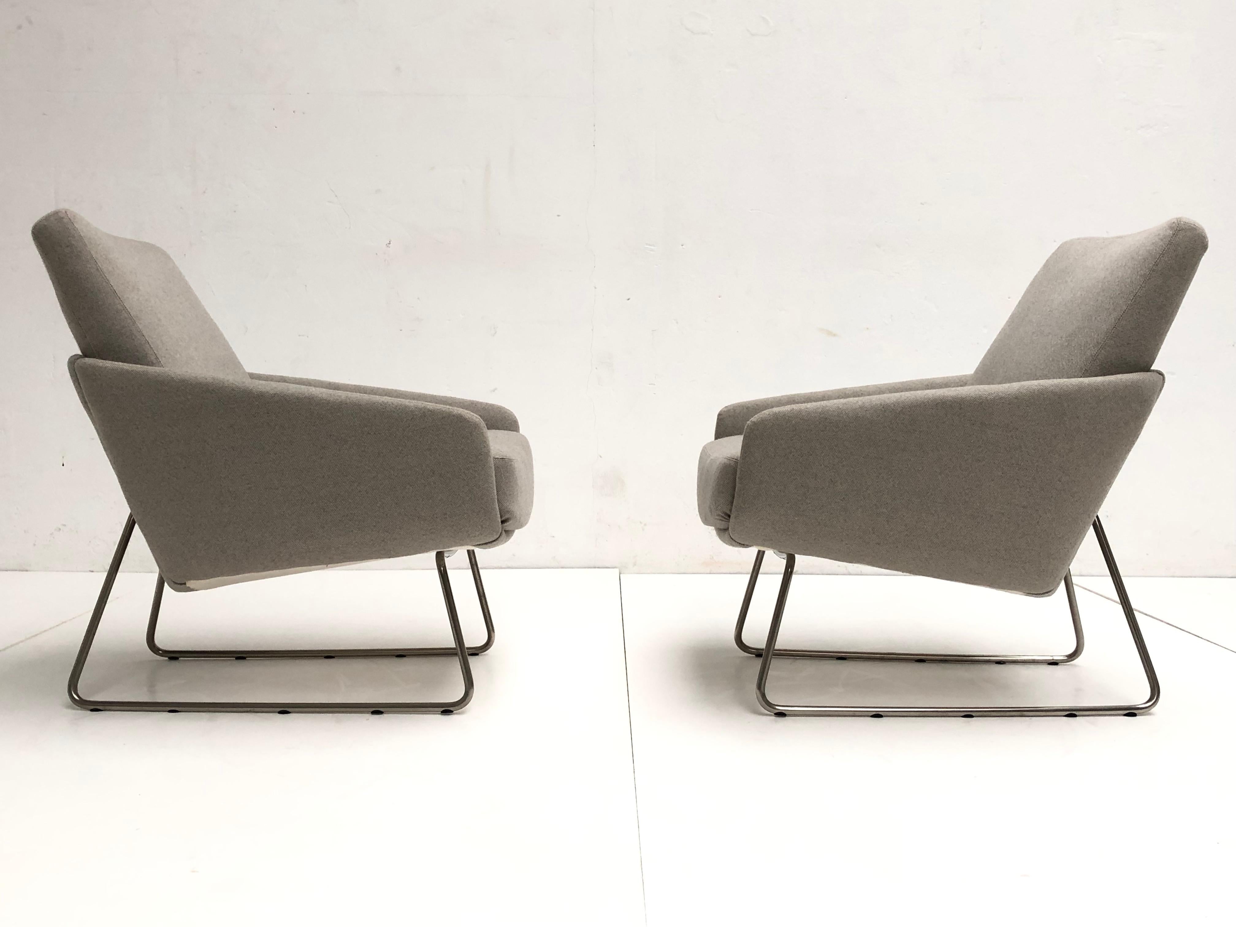 Pair of Artifort F165 Lounge Chairs with New Ploeg Wool Upholstery, circa 1955 In Good Condition For Sale In bergen op zoom, NL