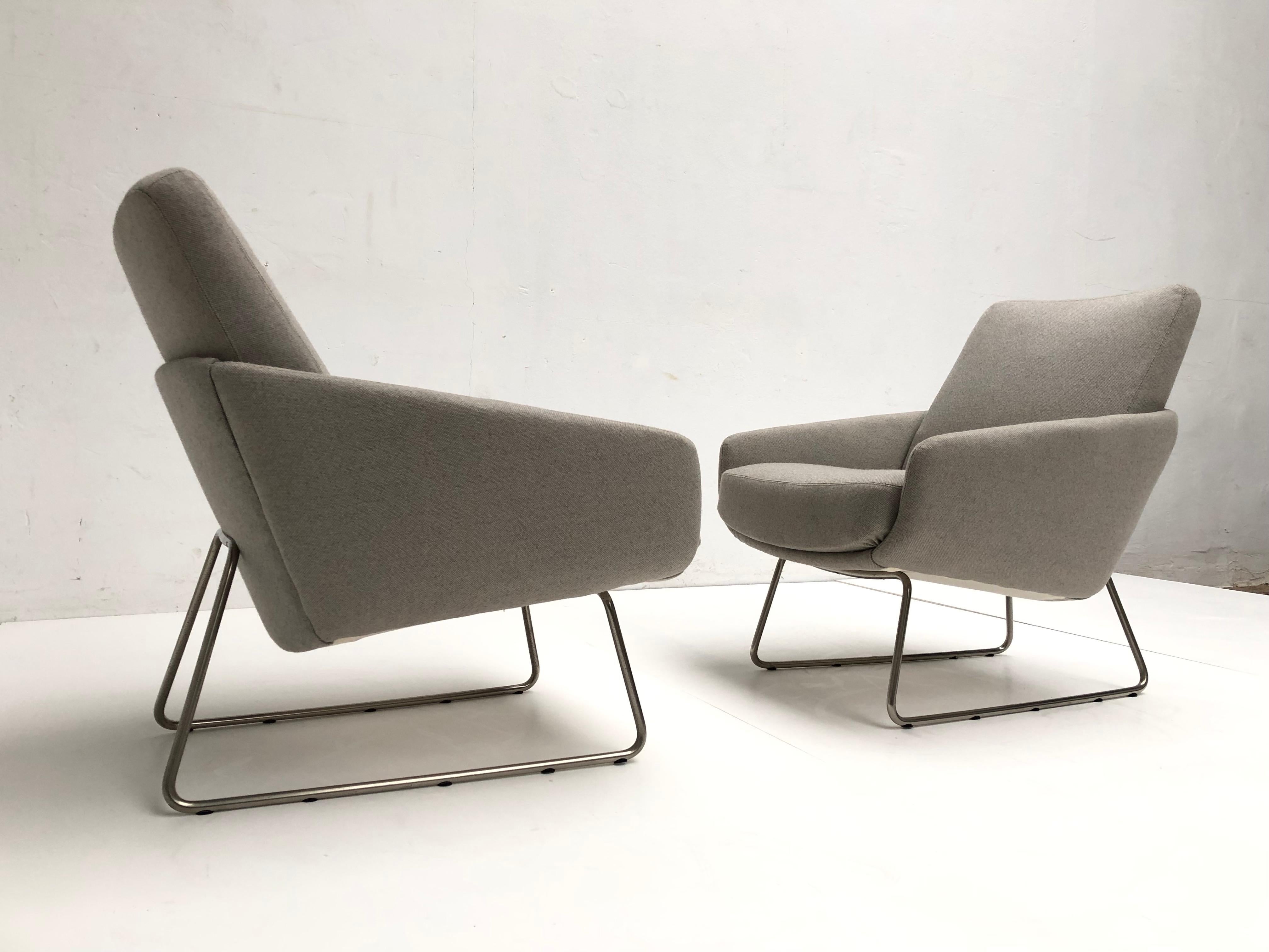 Mid-20th Century Pair of Artifort F165 Lounge Chairs with New Ploeg Wool Upholstery, circa 1955 For Sale