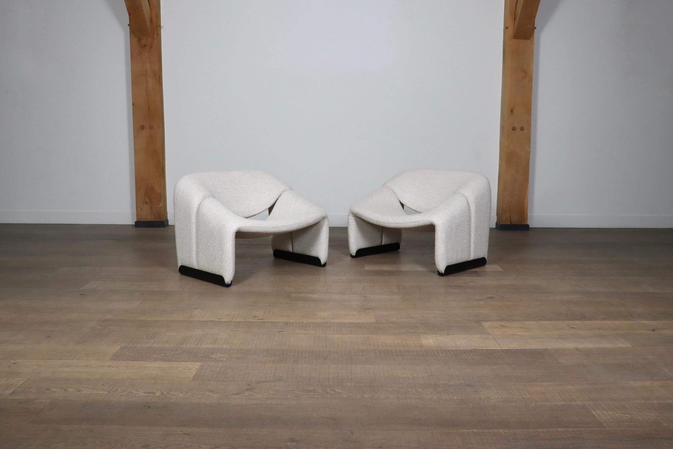 Fantastic pair of Artifort F598 lounge chairs by Pierre Paulin in 1973. This model, is also known as ‘Groovy’ or ‘M chair’ following its characteristic shape. This stunning pair has been reupholstered in beautiful high quality bouclé, which has a