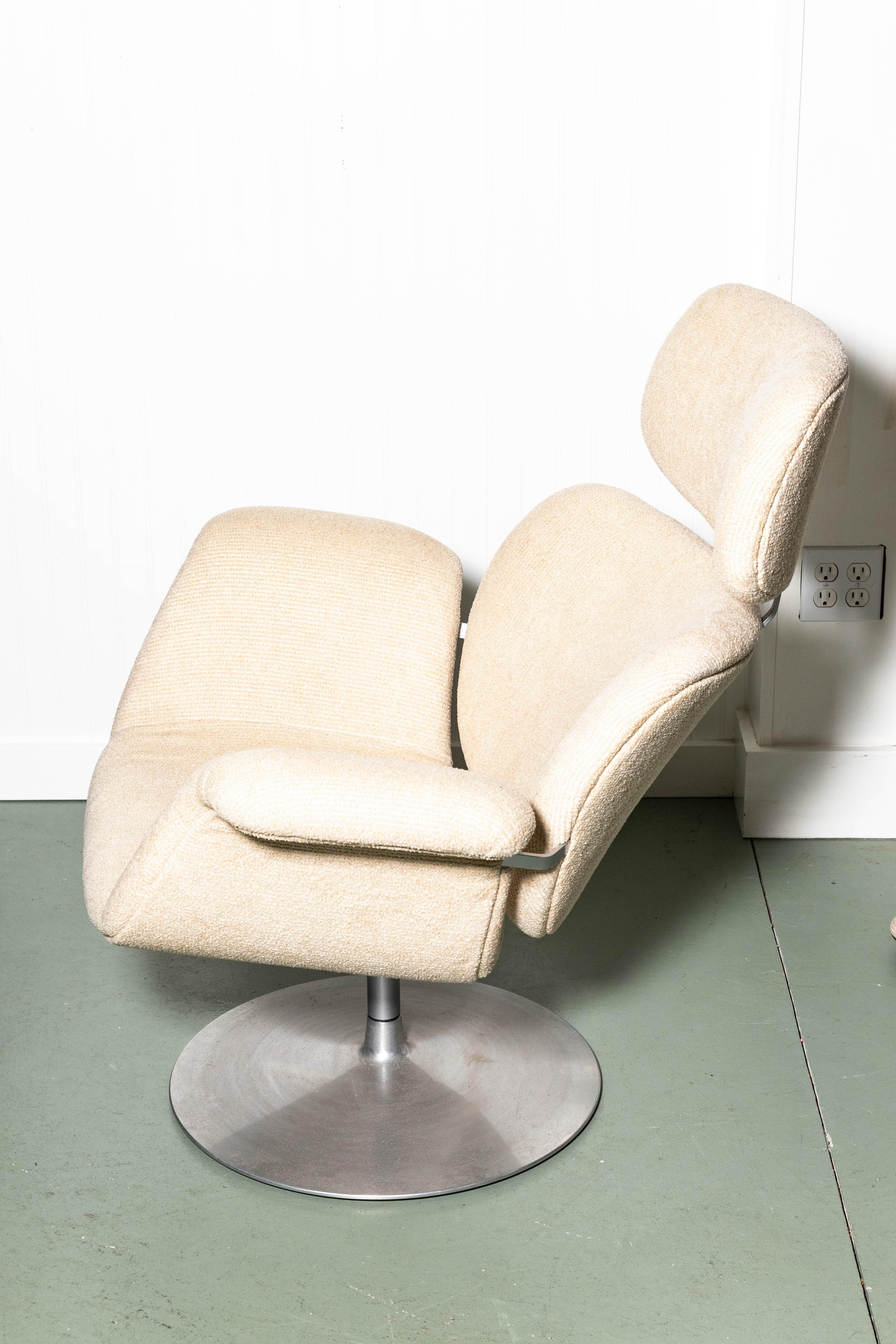 Mid-Century Modern Pair of Artifort Swivel Tulip Chairs