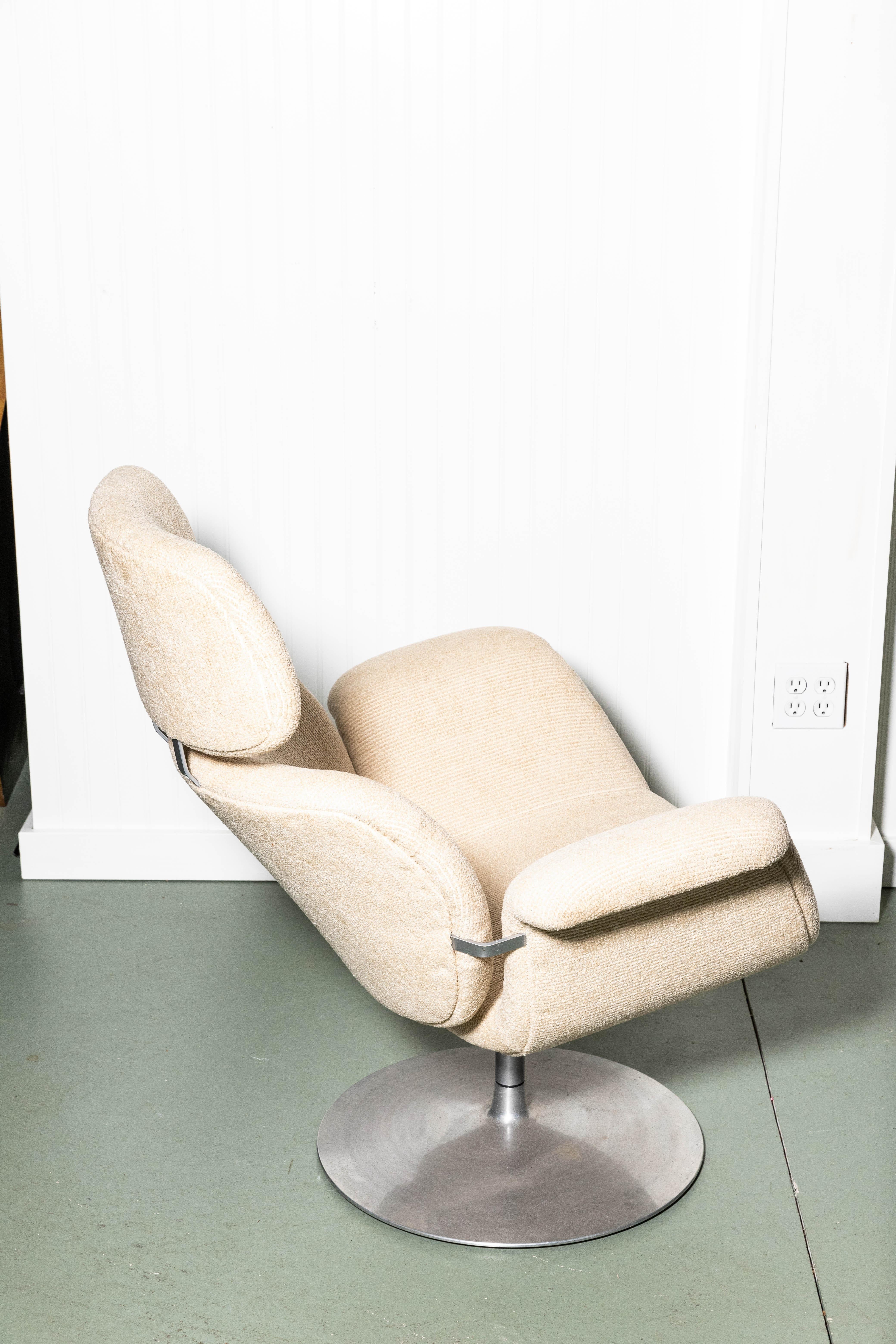 Pair of Artifort Swivel Tulip Chairs In Good Condition In Southampton, NY