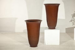 Paire de vases en céramique artisanale avec glaçure brune chaude et nuances rouges subtiles