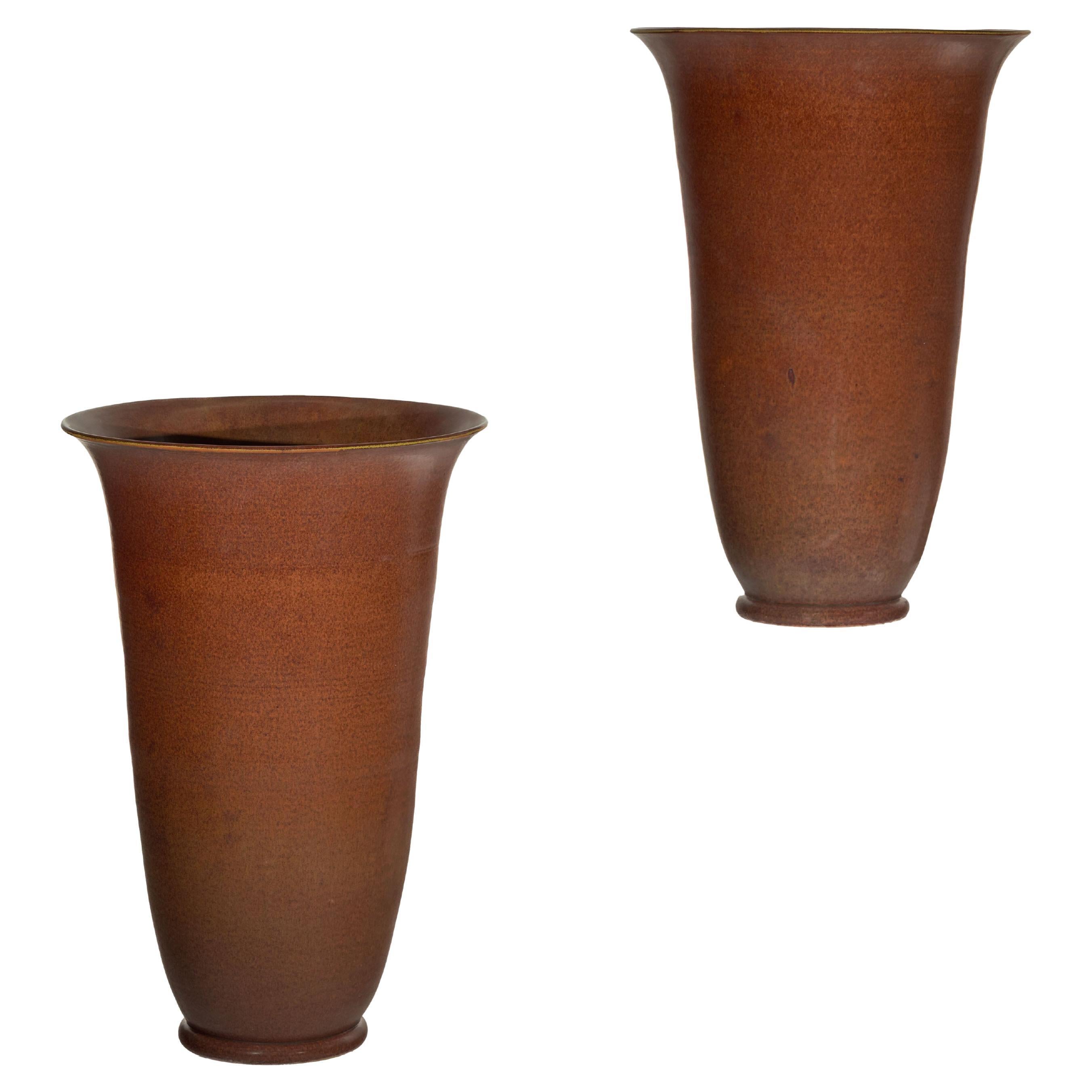 Pareja de Jarrones de Cerámica Artesana con Esmalte Marrón Cálido y Sutiles Matices Rojos en venta