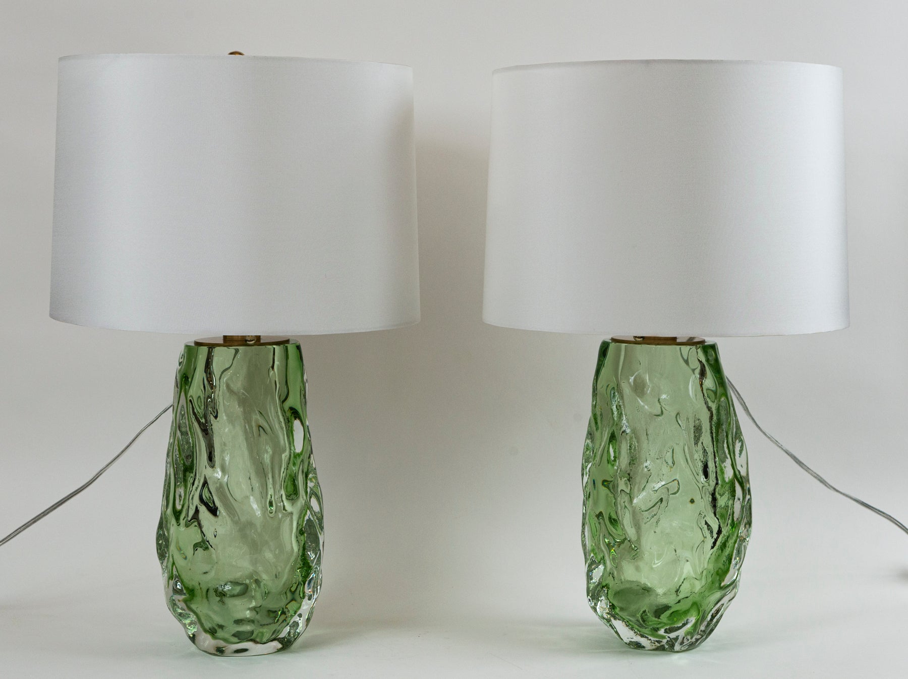 Pareja de lámparas orgánicas sopladas artesanalmente de níquel en forma de pera. Esta textura y color de vidrio imbuye un reflejo de luz sobre el agua en un hermoso vidrio soplado verde mar. 
Electrificado según el código con piezas aprobadas por