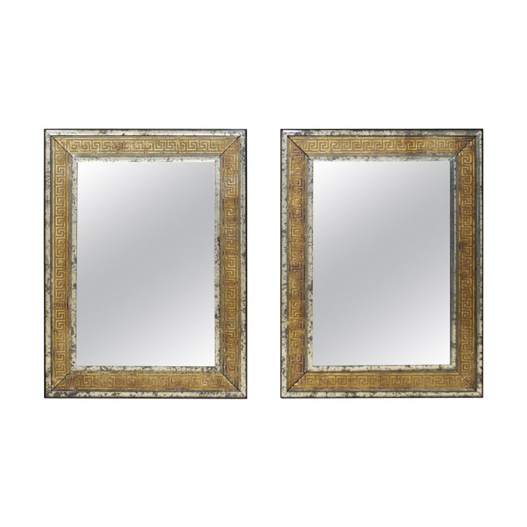 Paire de miroirs hauts de 122 cm de haut de fabrication artisanale avec  contour en forme de clé grecque en or brillant En vente sur 1stDibs