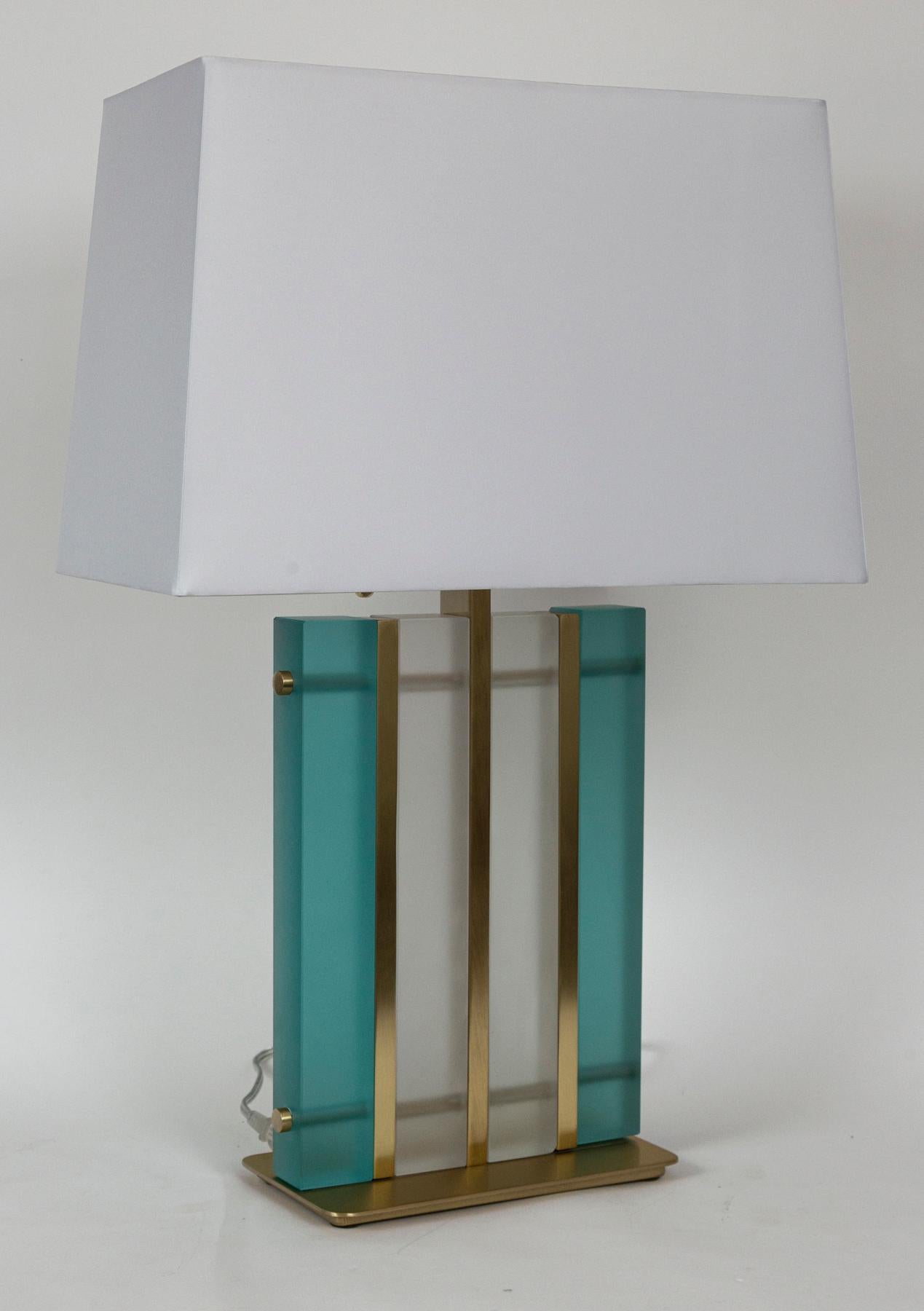 Ein Paar handwerkliche Murano-Aquamarin-Messing-Blocklampen im Zustand „Neu“ im Angebot in Westport, CT