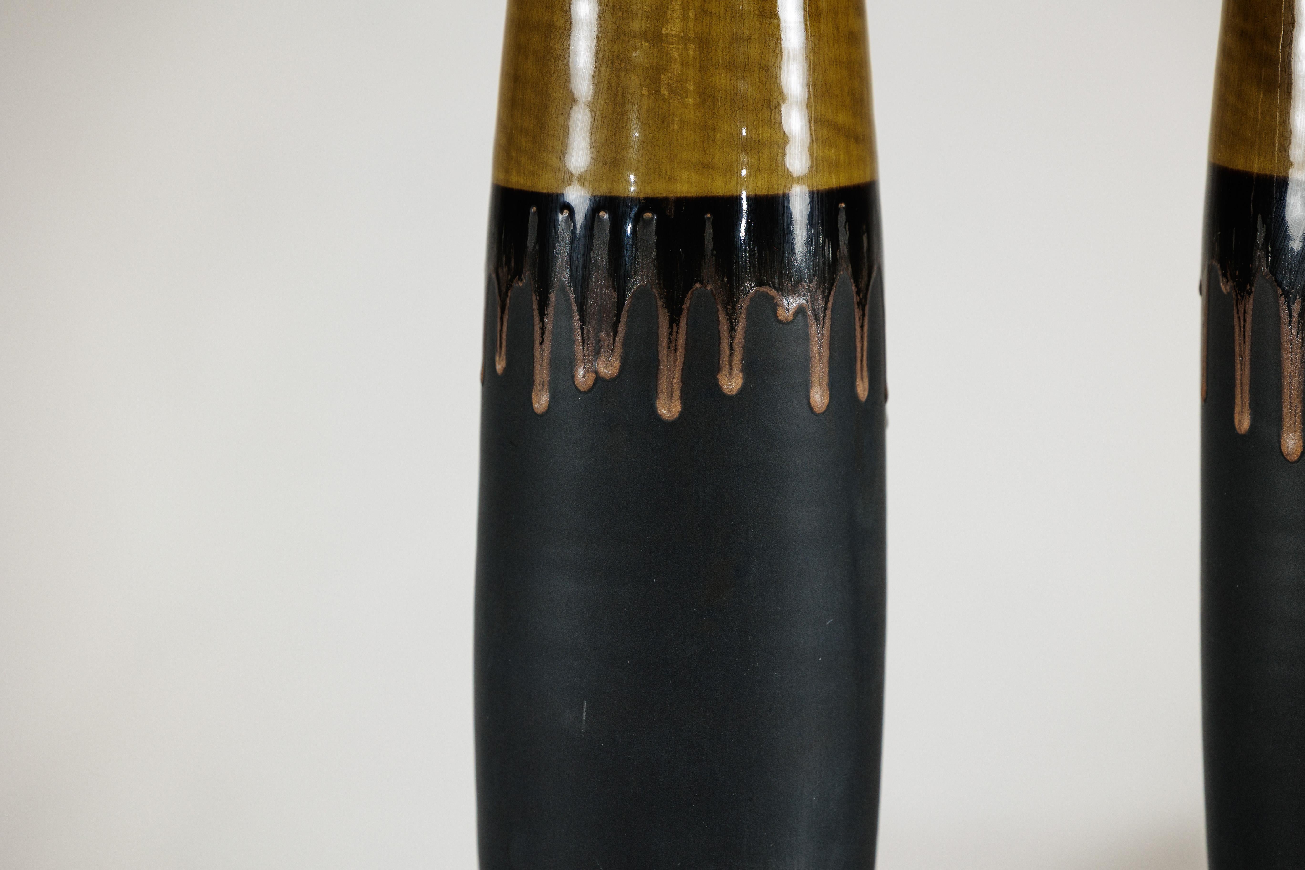 Coppia di vasi artigianali in ceramica nera e ocra sottile con piani smaltati a goccia in vendita 4