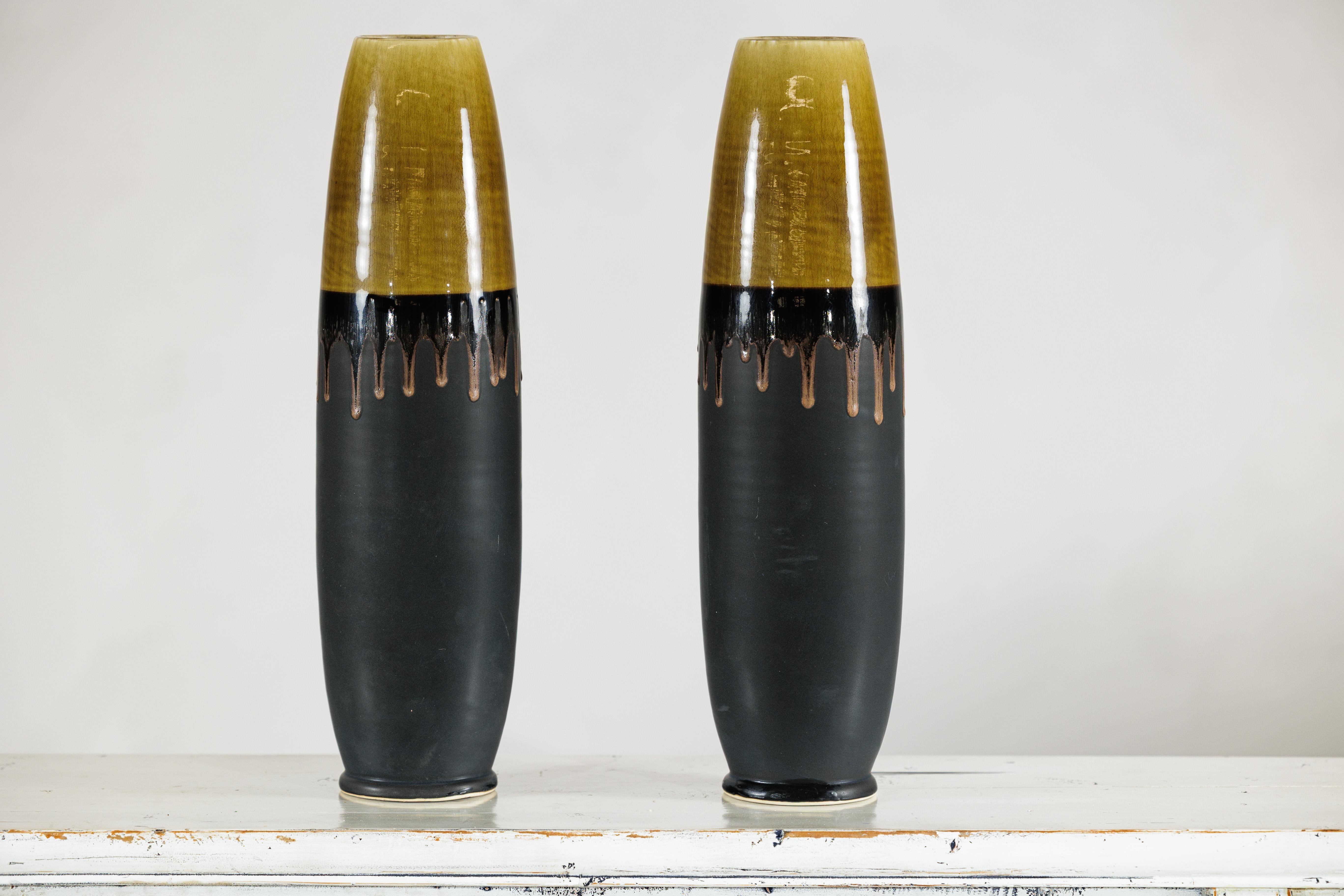 Coppia di vasi artigianali in ceramica nera e ocra sottile con piani smaltati a goccia in vendita 5