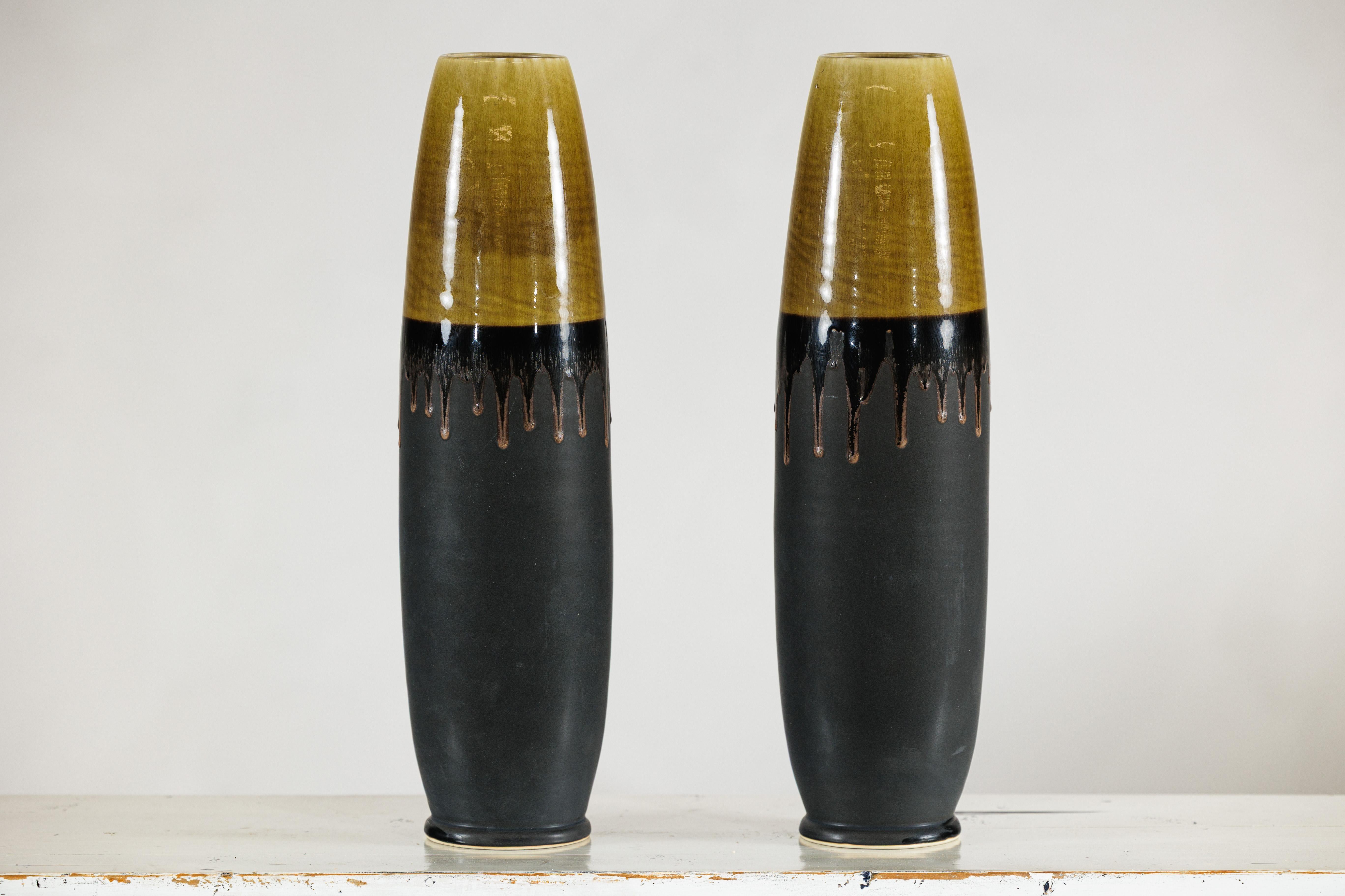 Coppia di vasi artigianali in ceramica nera e ocra sottile con piani smaltati a goccia in vendita 6