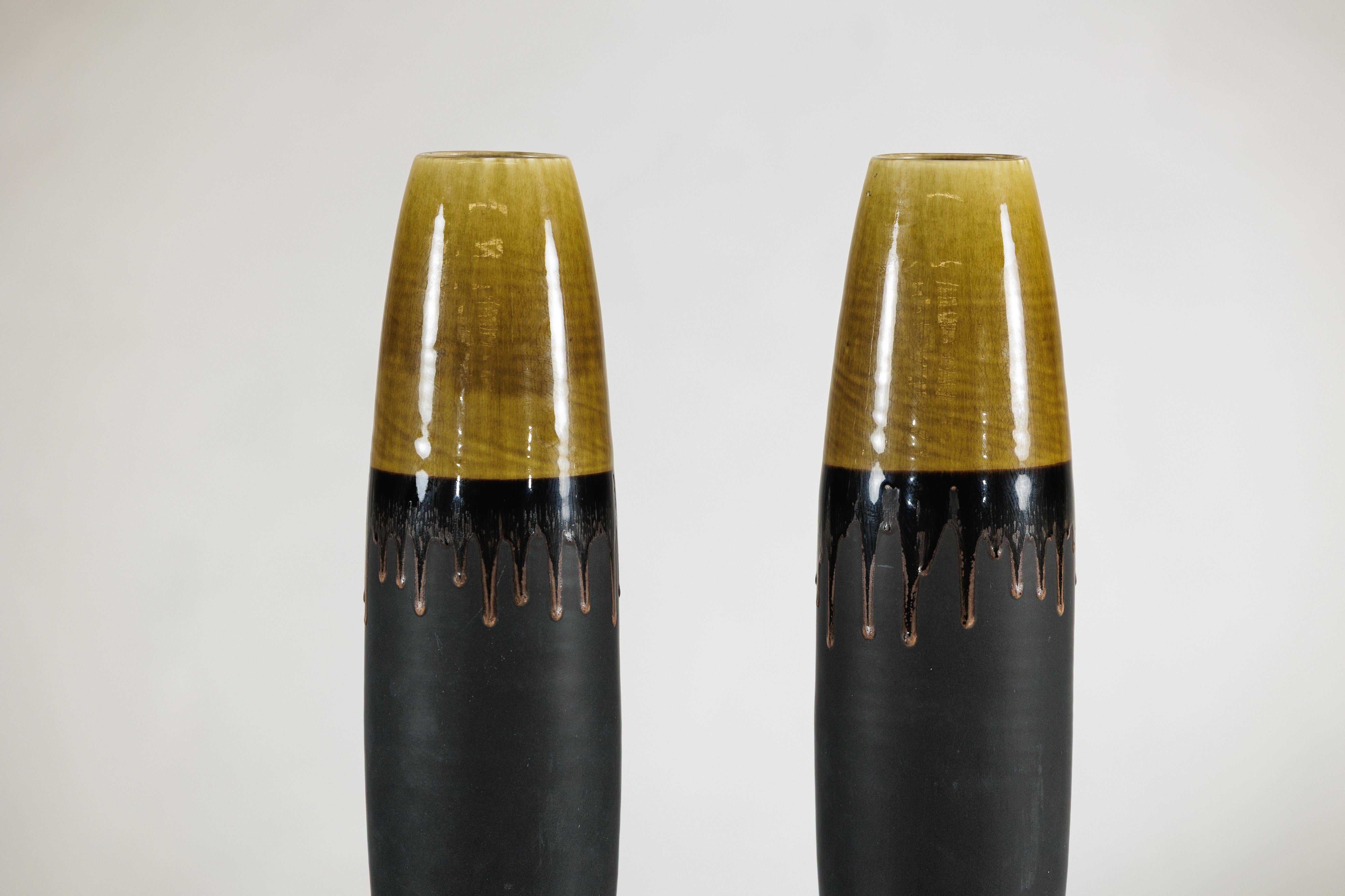 Coppia di vasi artigianali in ceramica nera e ocra sottile con piani smaltati a goccia in vendita 7