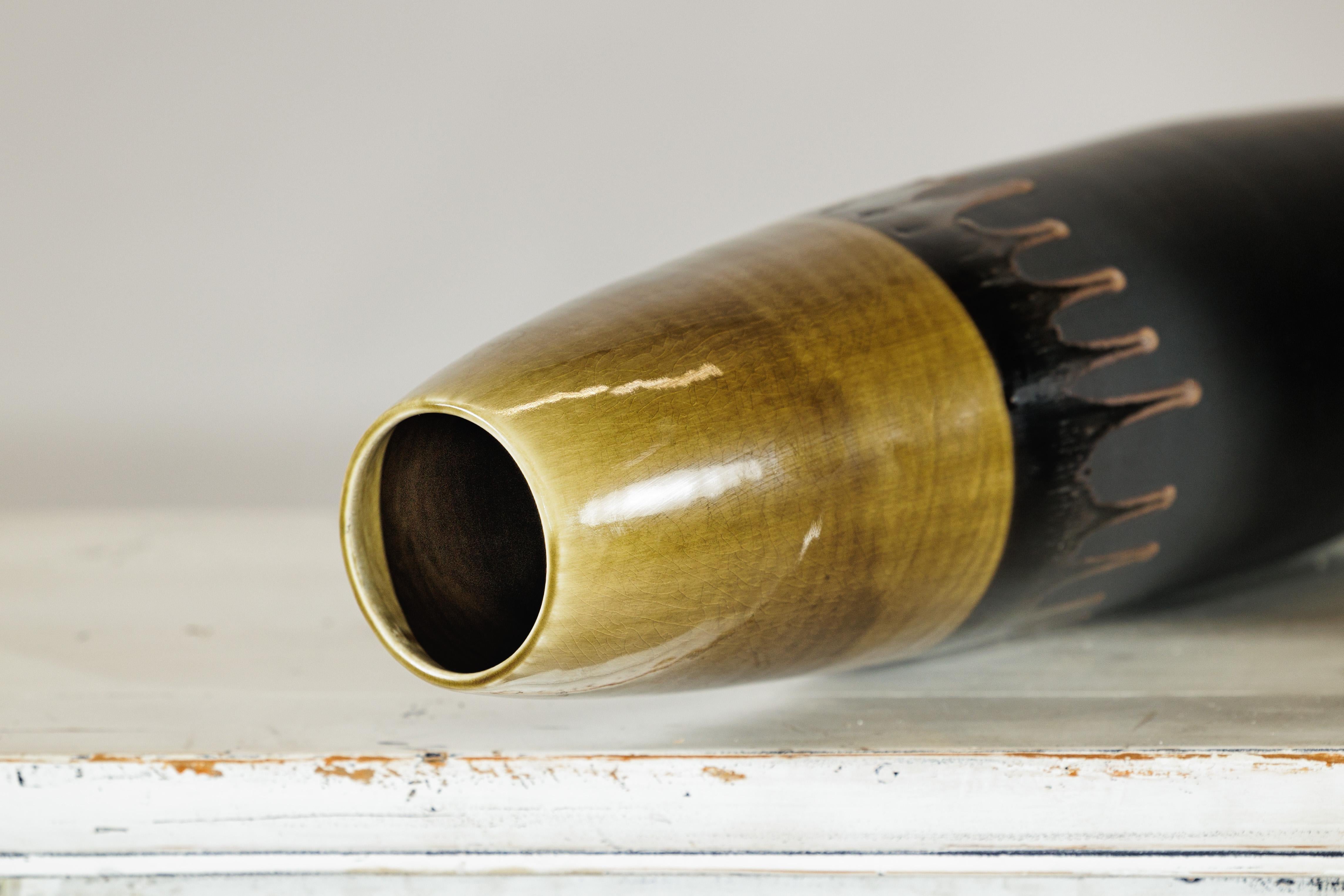 Coppia di vasi artigianali in ceramica nera e ocra sottile con piani smaltati a goccia in vendita 8