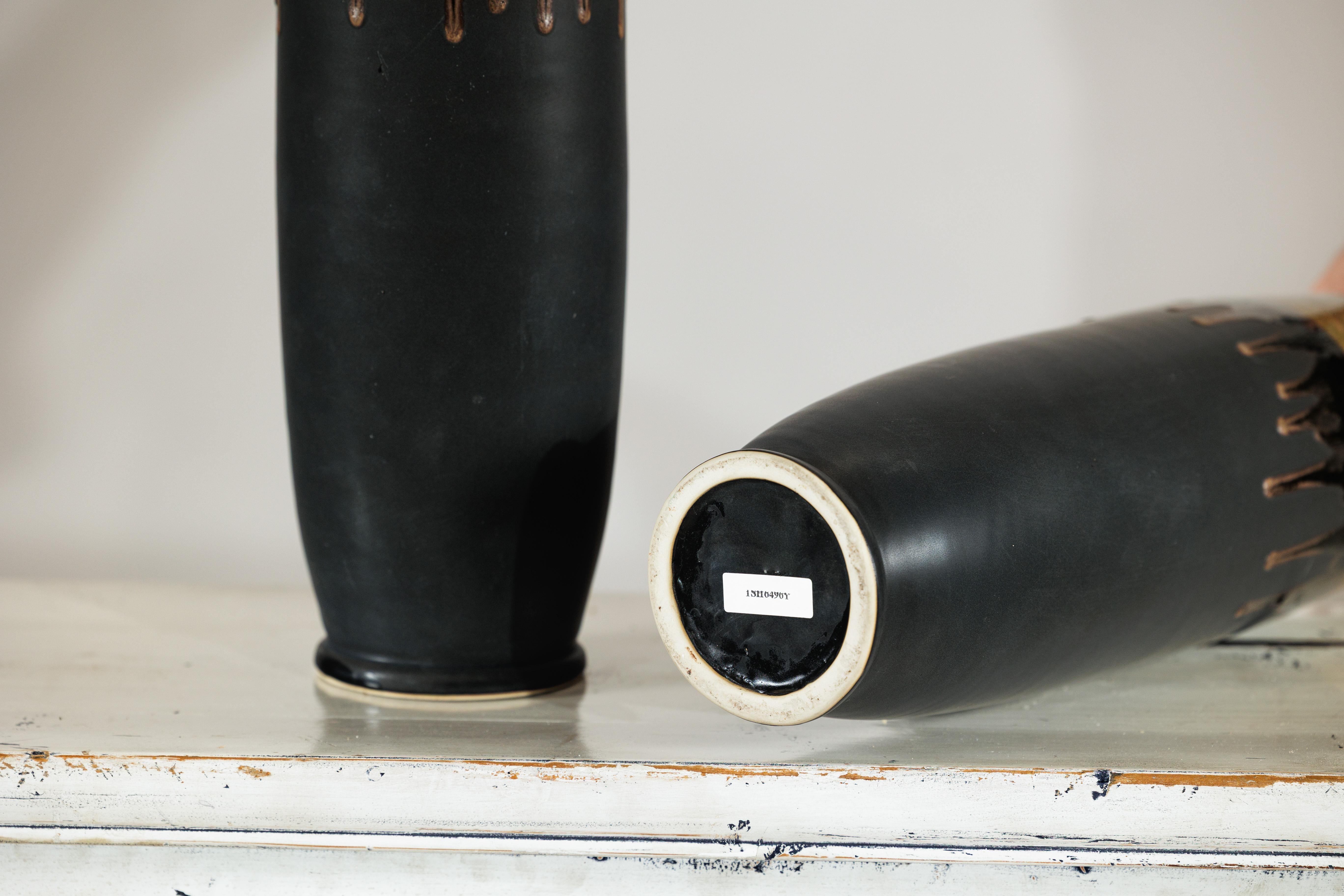Coppia di vasi artigianali in ceramica nera e ocra sottile con piani smaltati a goccia in vendita 9