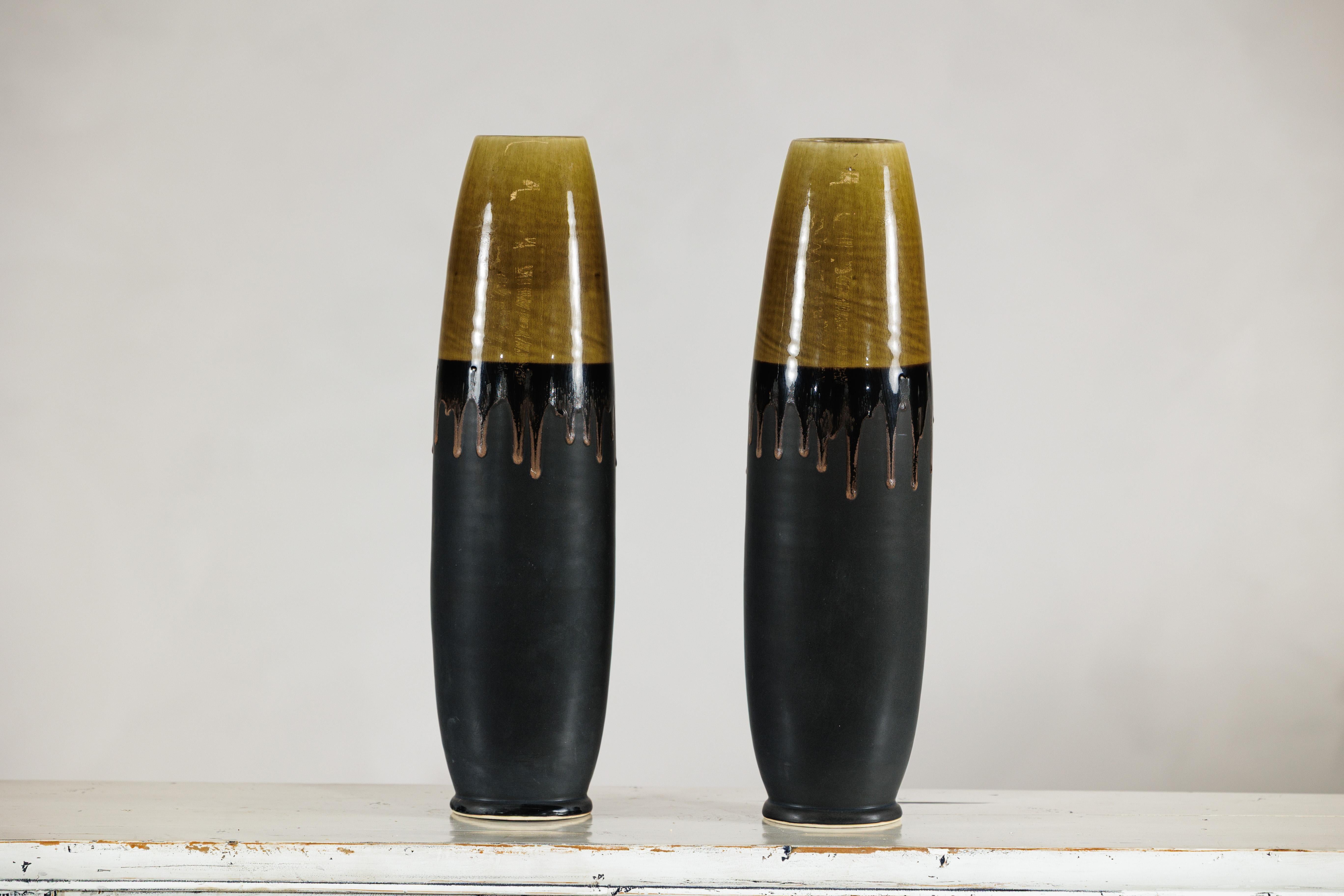 Coppia di vasi artigianali in ceramica nera e ocra sottile con piani smaltati a goccia in vendita 10