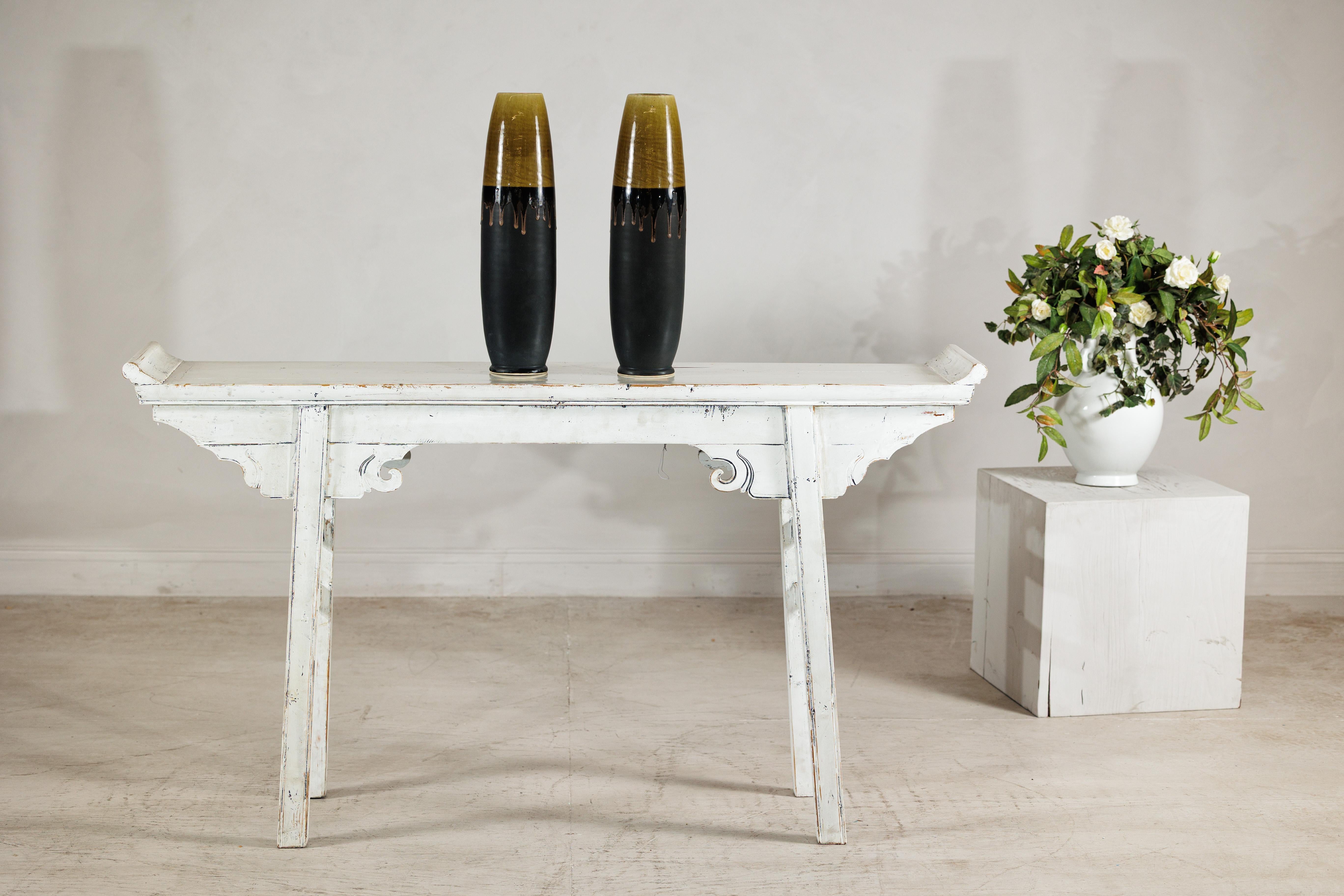 Smaltato Coppia di vasi artigianali in ceramica nera e ocra sottile con piani smaltati a goccia in vendita