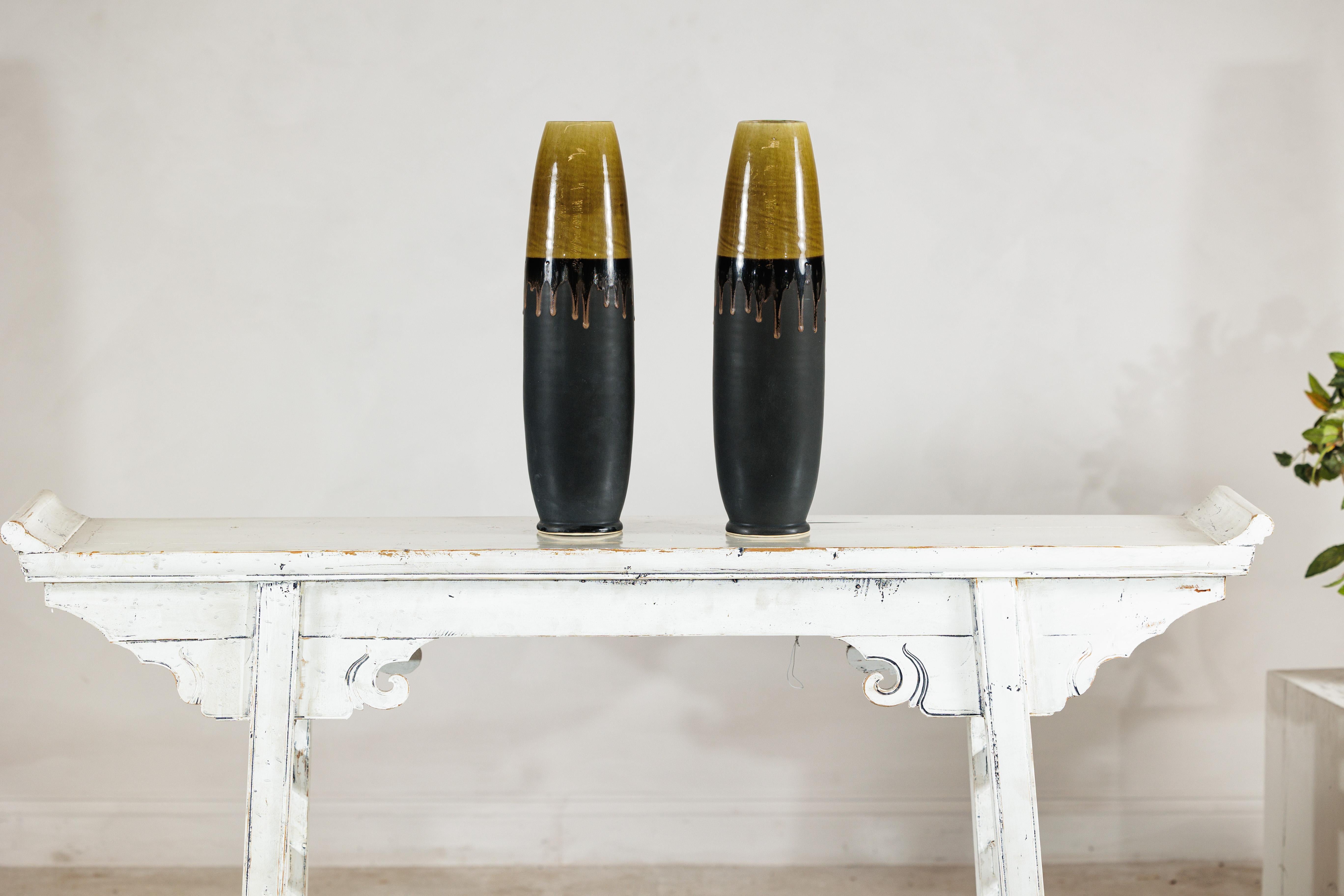 Coppia di vasi artigianali in ceramica nera e ocra sottile con piani smaltati a goccia In condizioni buone in vendita a Yonkers, NY