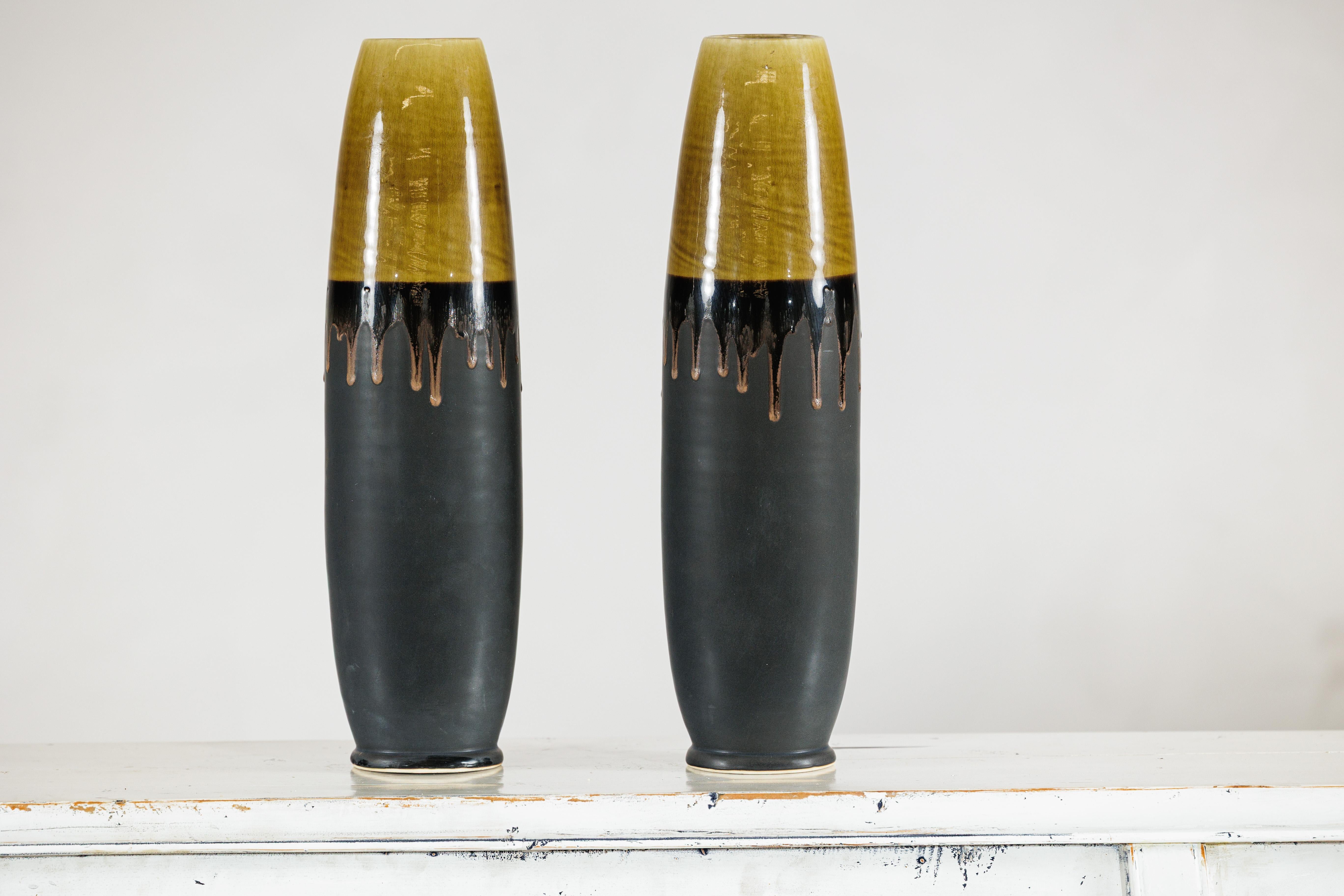 XX secolo Coppia di vasi artigianali in ceramica nera e ocra sottile con piani smaltati a goccia in vendita
