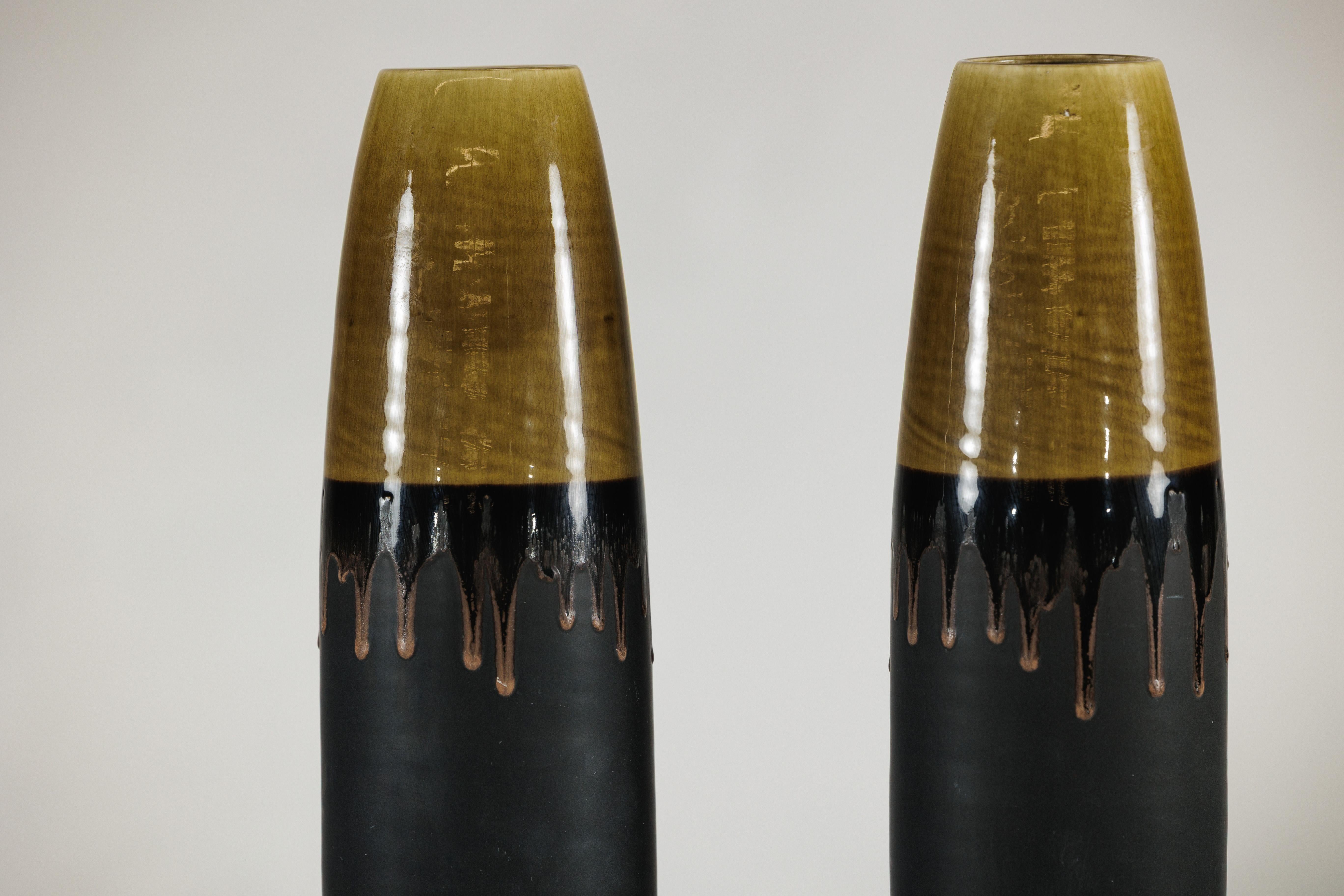 Ceramica Coppia di vasi artigianali in ceramica nera e ocra sottile con piani smaltati a goccia in vendita