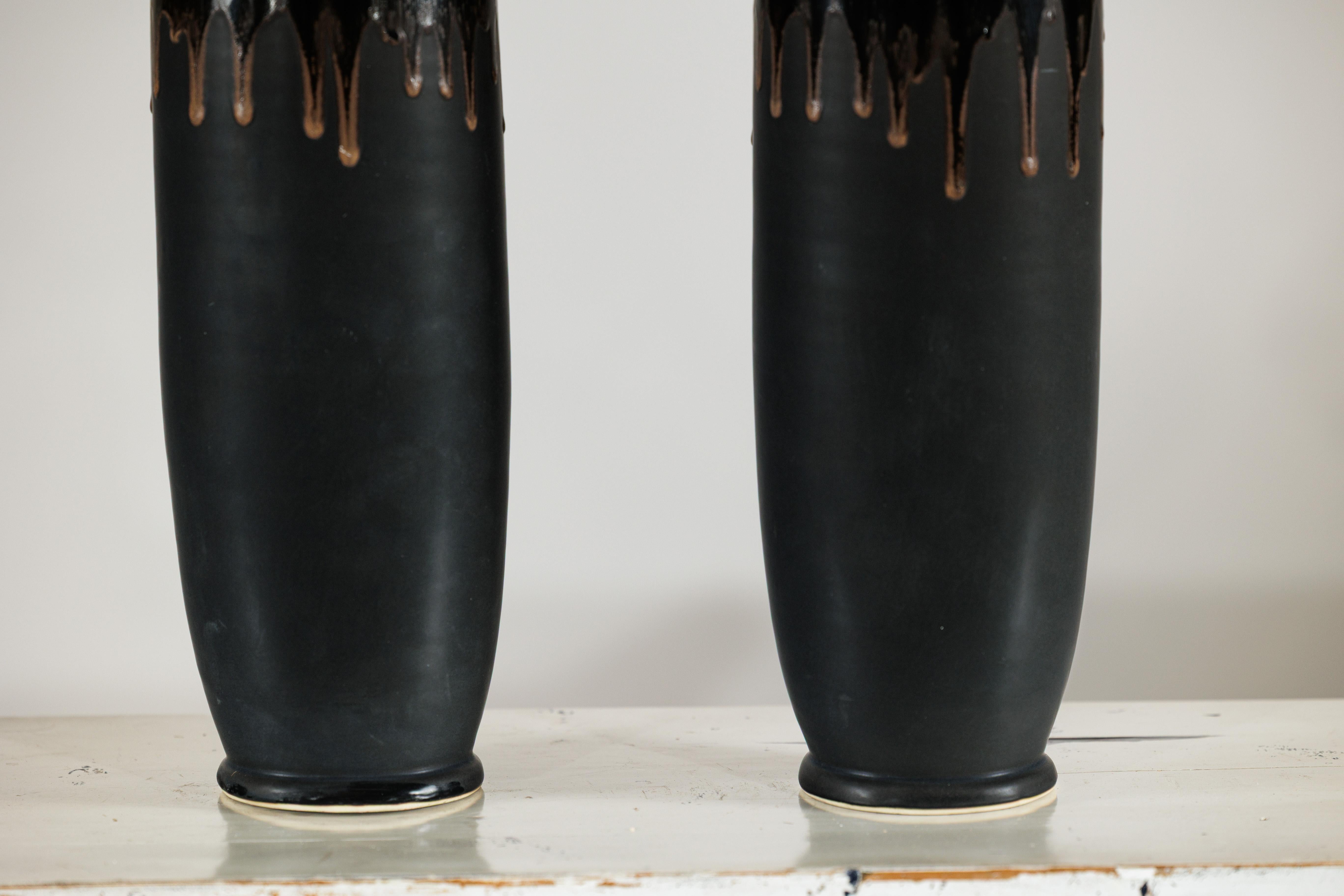 Coppia di vasi artigianali in ceramica nera e ocra sottile con piani smaltati a goccia in vendita 1