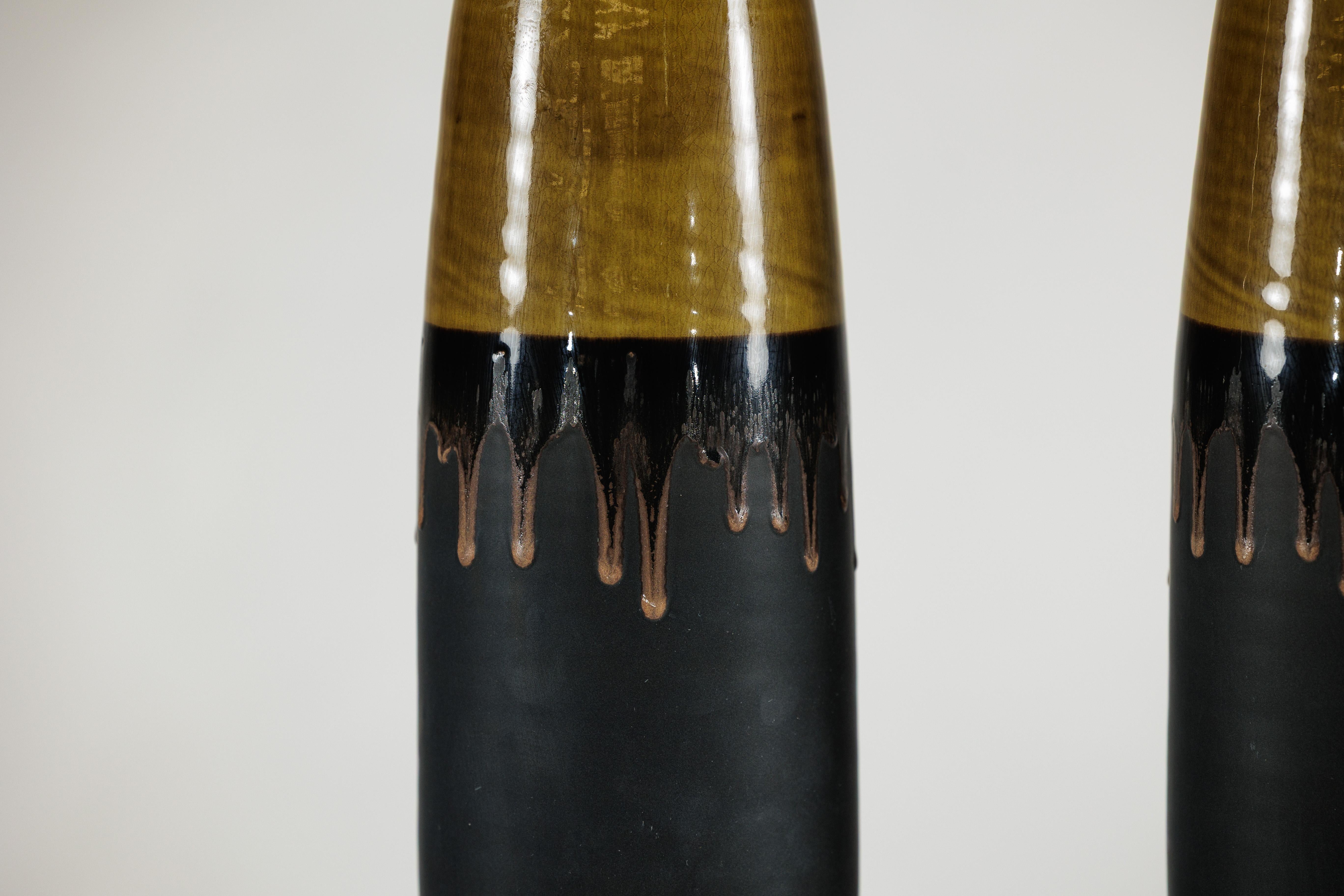 Coppia di vasi artigianali in ceramica nera e ocra sottile con piani smaltati a goccia in vendita 2