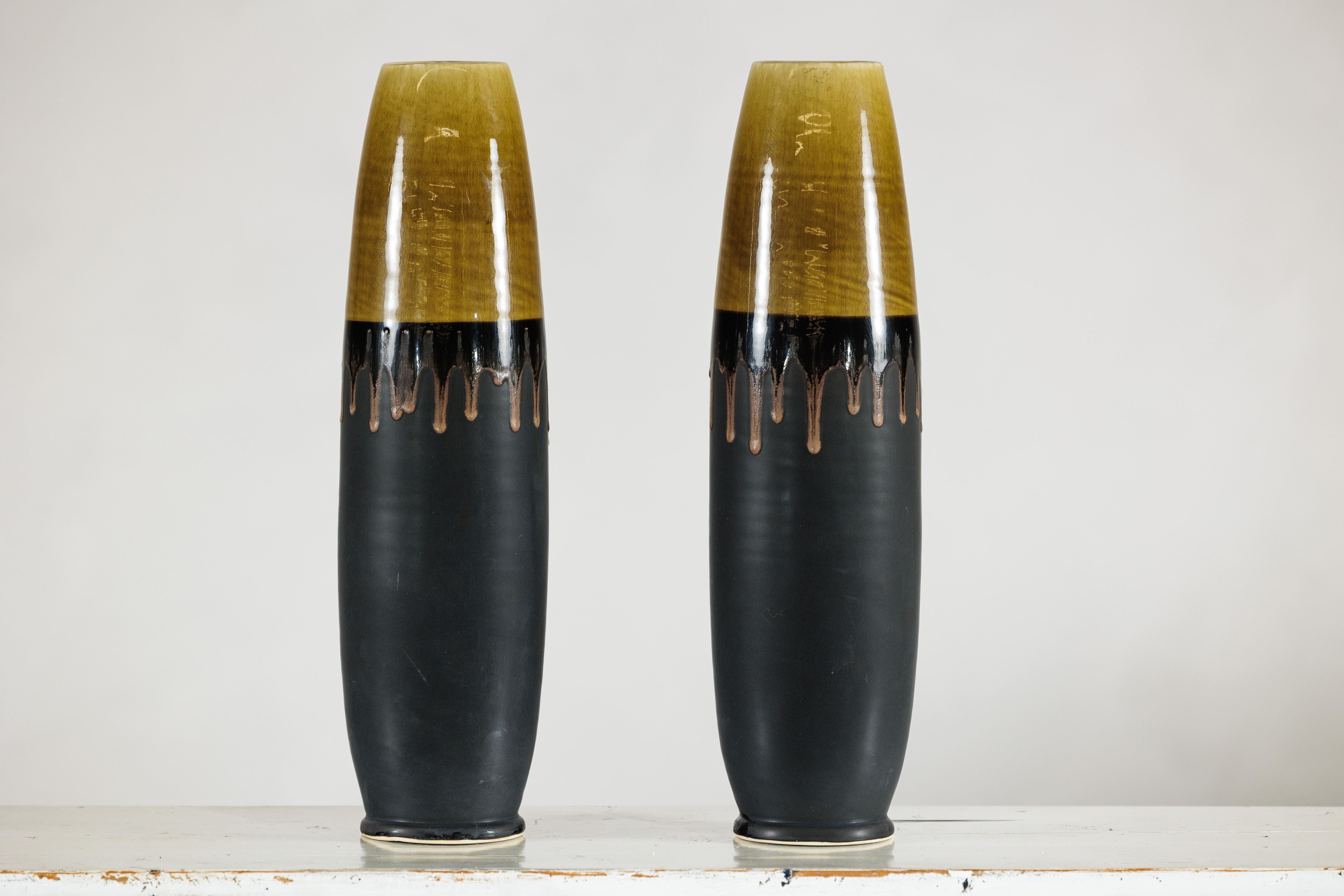 Coppia di vasi artigianali in ceramica nera e ocra sottile con piani smaltati a goccia in vendita 3