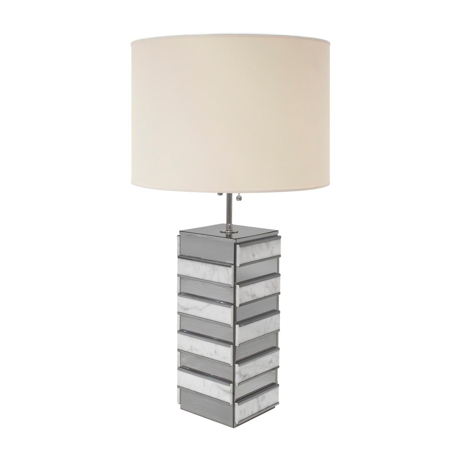 Paar wunderschön gearbeitete Tischlampen mit abwechselnden horizontalen Bändern aus Chrom und weißem Marmor, Amerika 1970er Jahre. Die klaren Linien und edlen Materialien machen diese Lampen sehr schick. 

Abmessungen wie abgebildet:
B: 7 Zoll
T: 7
