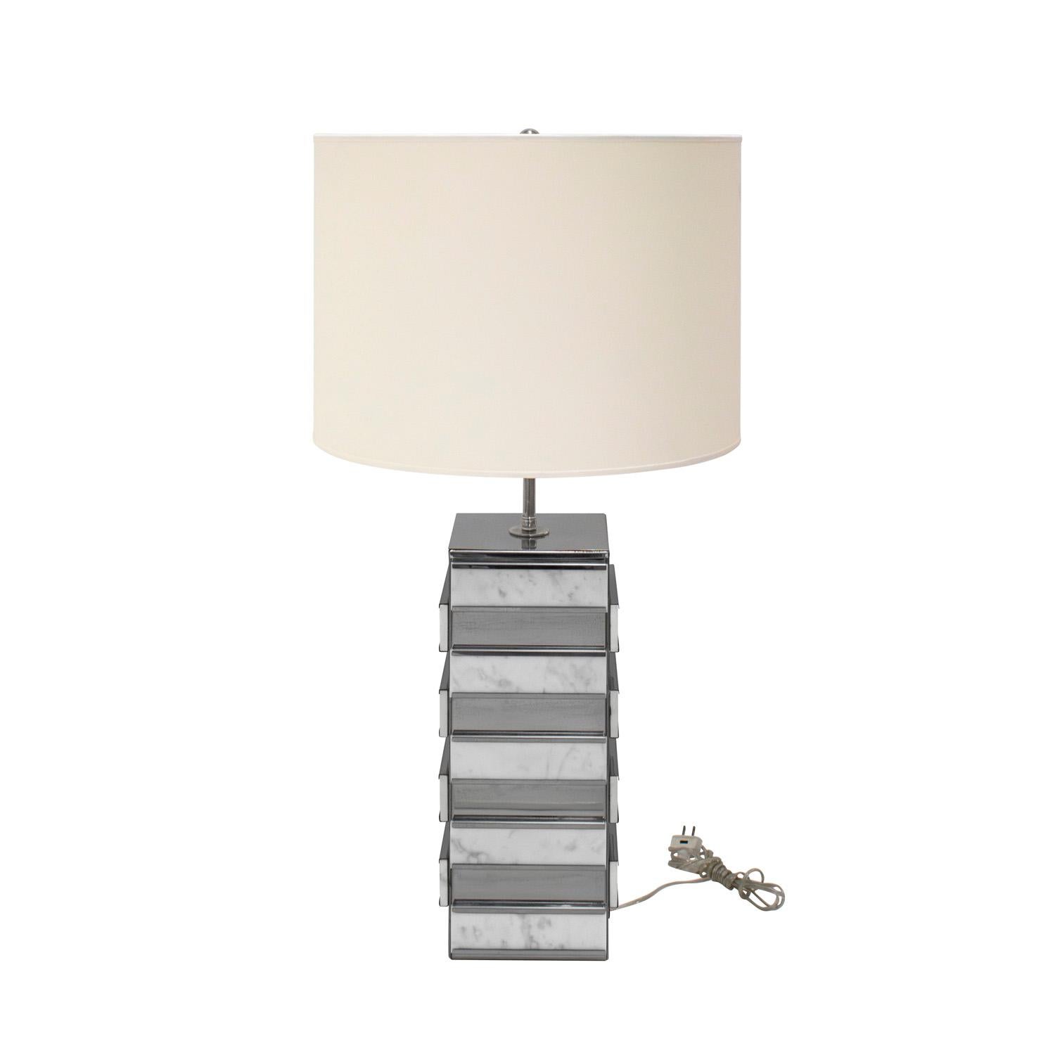 Paar handwerkliche Tischlampen aus weißem Marmor und Chrom, 1970er Jahre (Moderne der Mitte des Jahrhunderts) im Angebot
