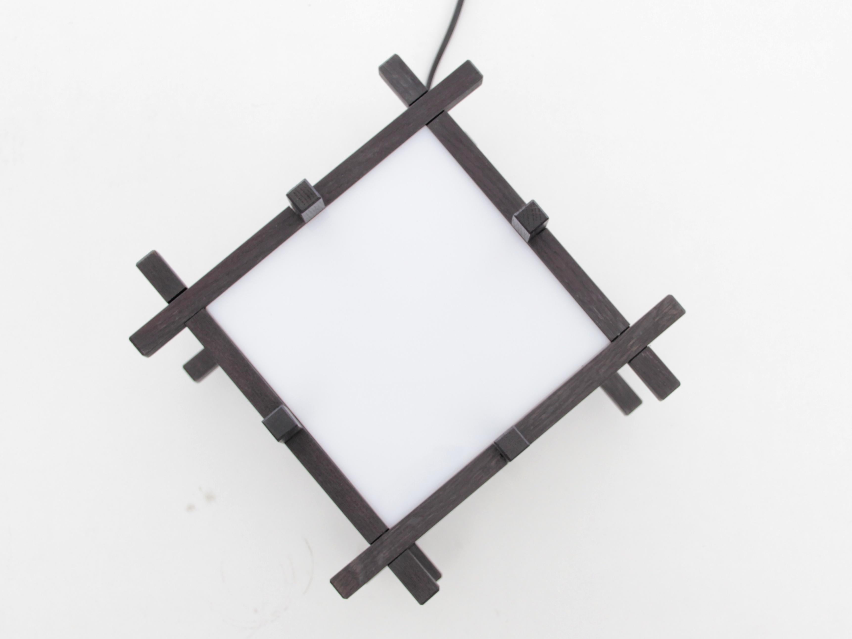 Plexiglas Paire de lampes de bureau artisanales en chêne laqué en vente