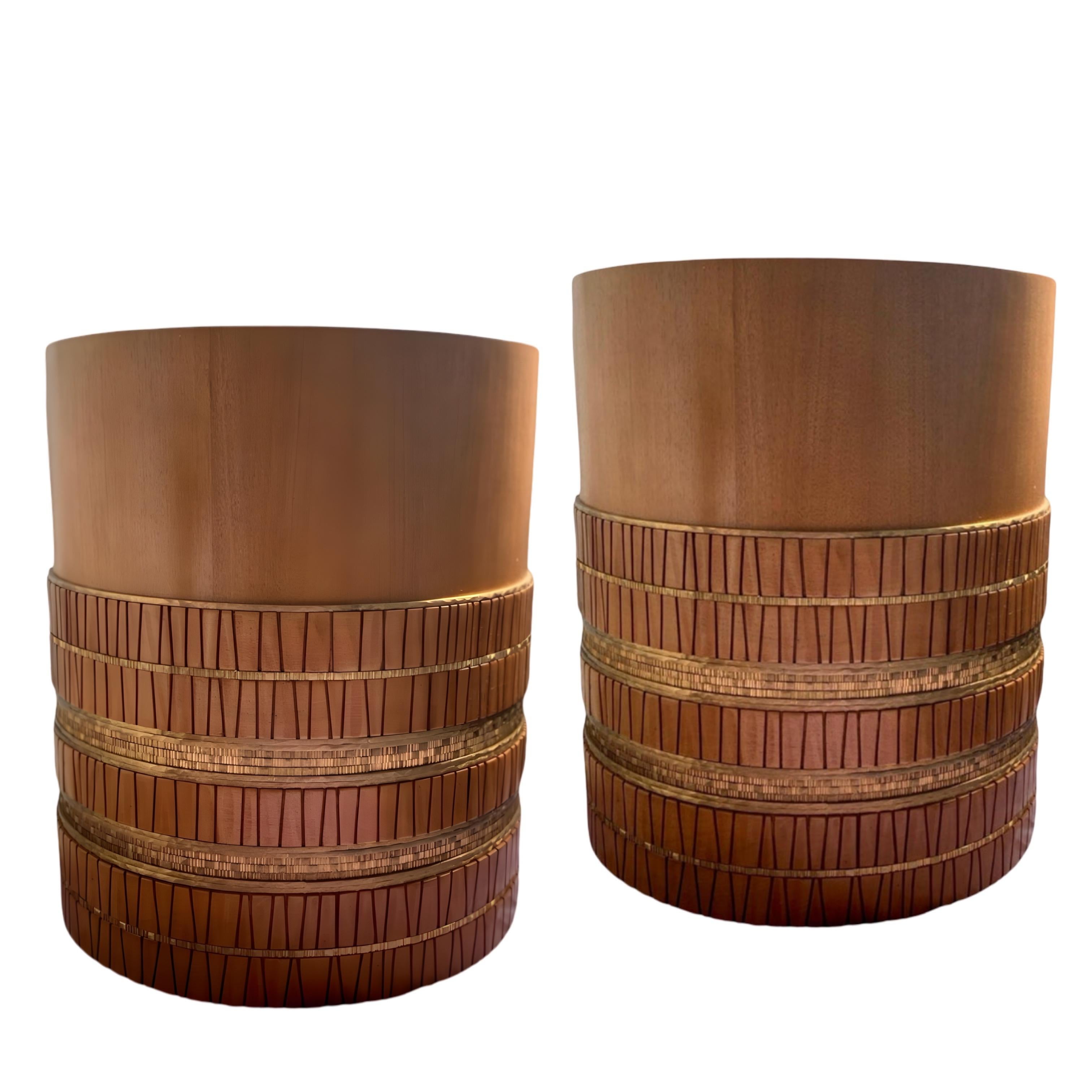 Paar Damian Jones Tische #1888 (in Socke, bereit zum Versand oder Abholung.

MATERIALIEN: Nussbaum und handgearbeitetes und verlegtes Messing.

Dieser Tisch wurde speziell für ein Anwesen in Palm Springs bestellt und nie benutzt. Wie neu. Die