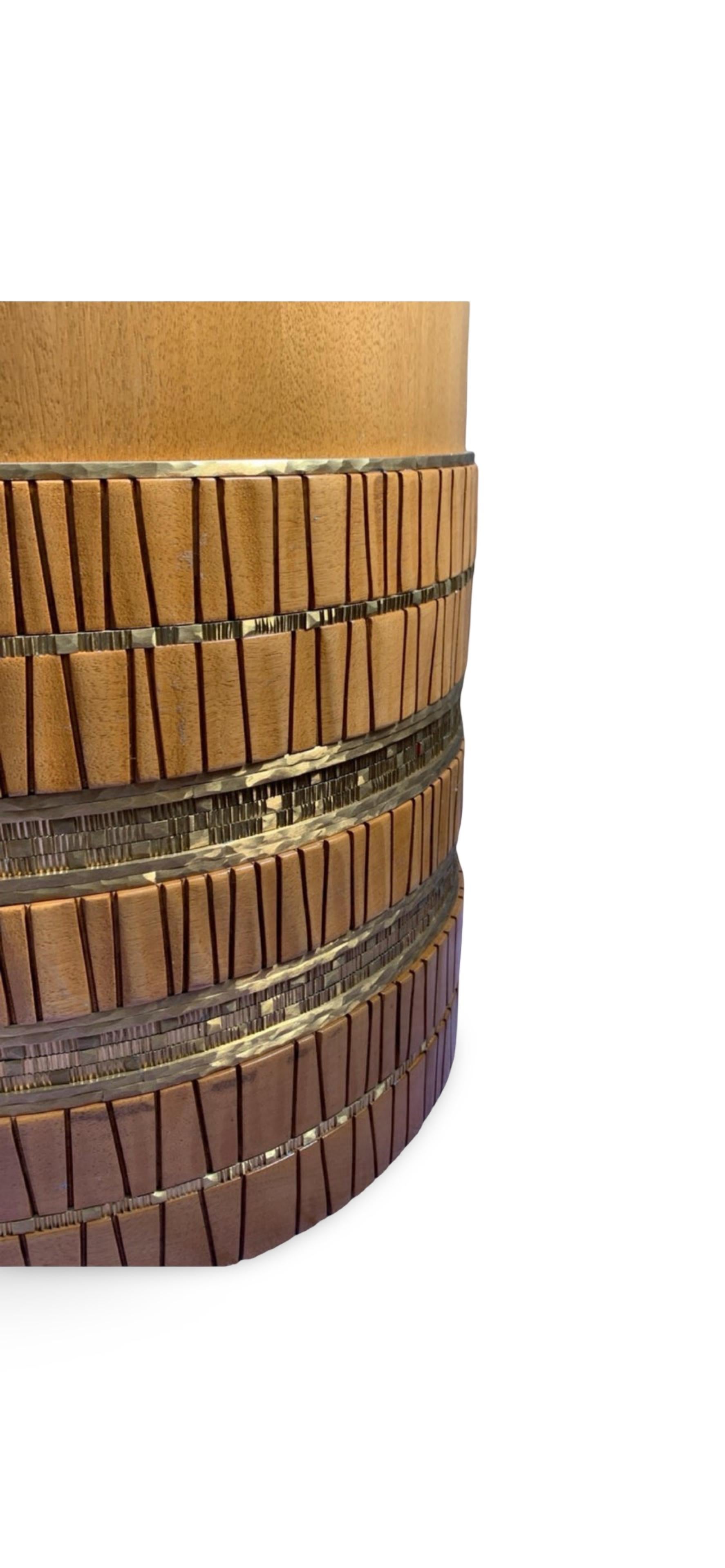 Paar von Künstler Damian Jones Custom Made Wood/Brass Tribal Side/Sofa Tables im Zustand „Hervorragend“ im Angebot in Palm Springs, CA