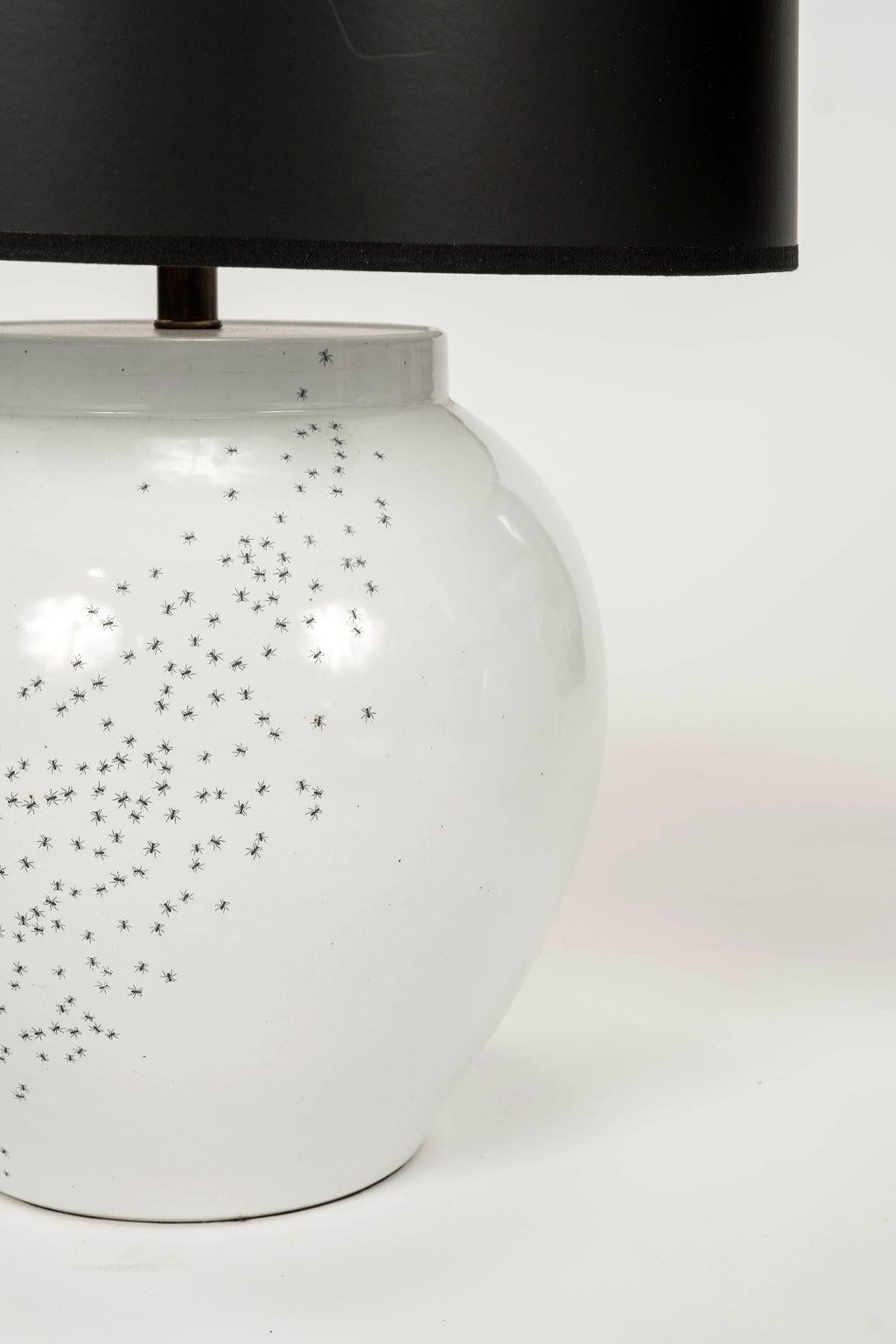 Paar weiße Künstler-Made-Keramik-Lampen „Ant“ (amerikanisch) im Angebot