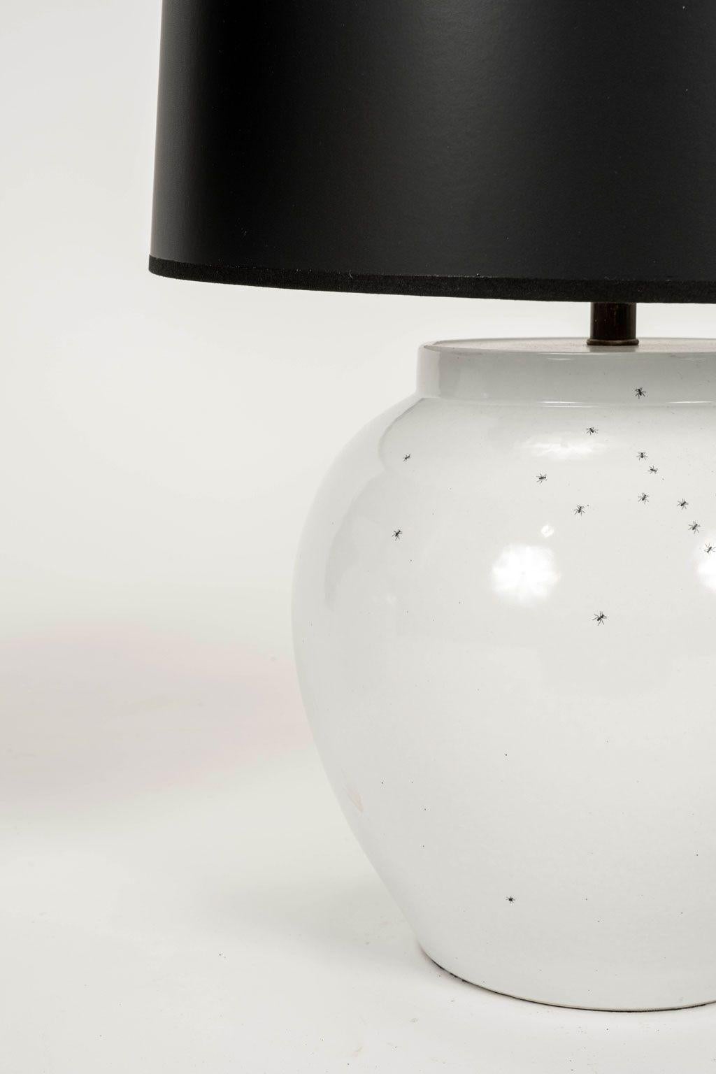 Paar weiße Künstler-Made-Keramik-Lampen „Ant“ (Gemalt) im Angebot