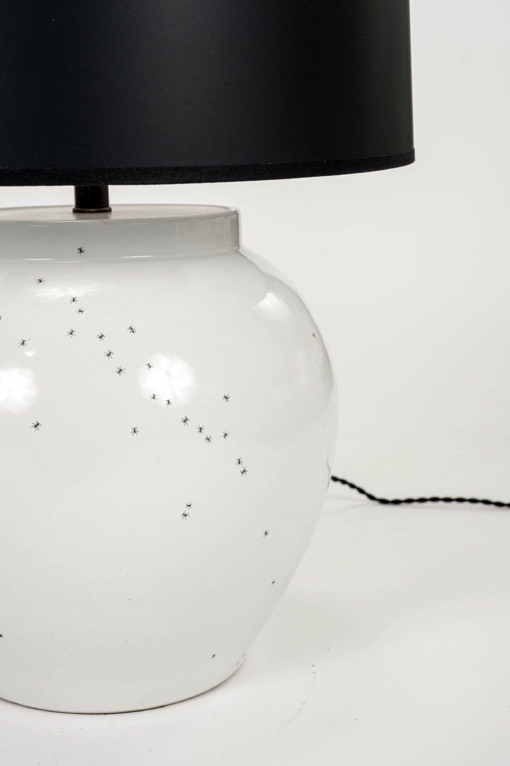 Paar weiße Künstler-Made-Keramik-Lampen „Ant“ (21. Jahrhundert und zeitgenössisch) im Angebot