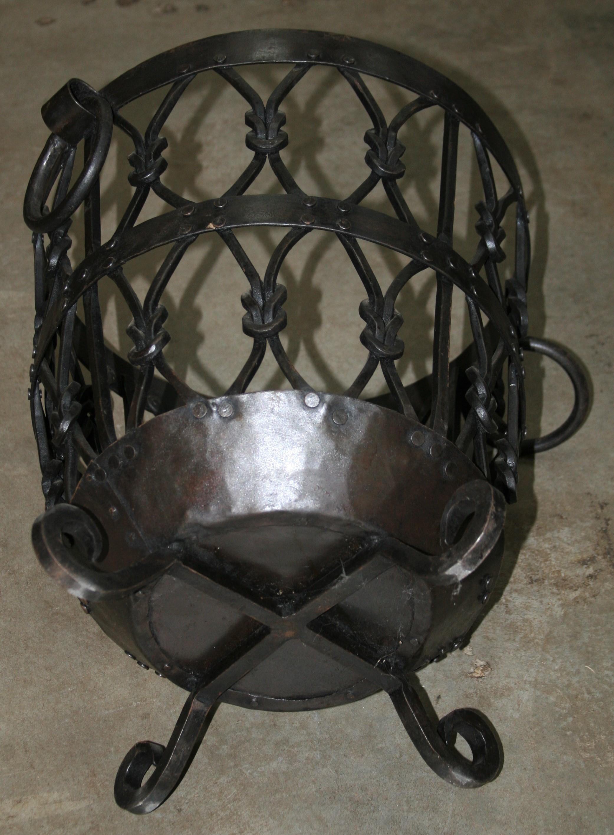 Pair of Artistic Creation of Iron Planters by a Village Master Blacksmith In Good Condition For Sale In Houston, TX