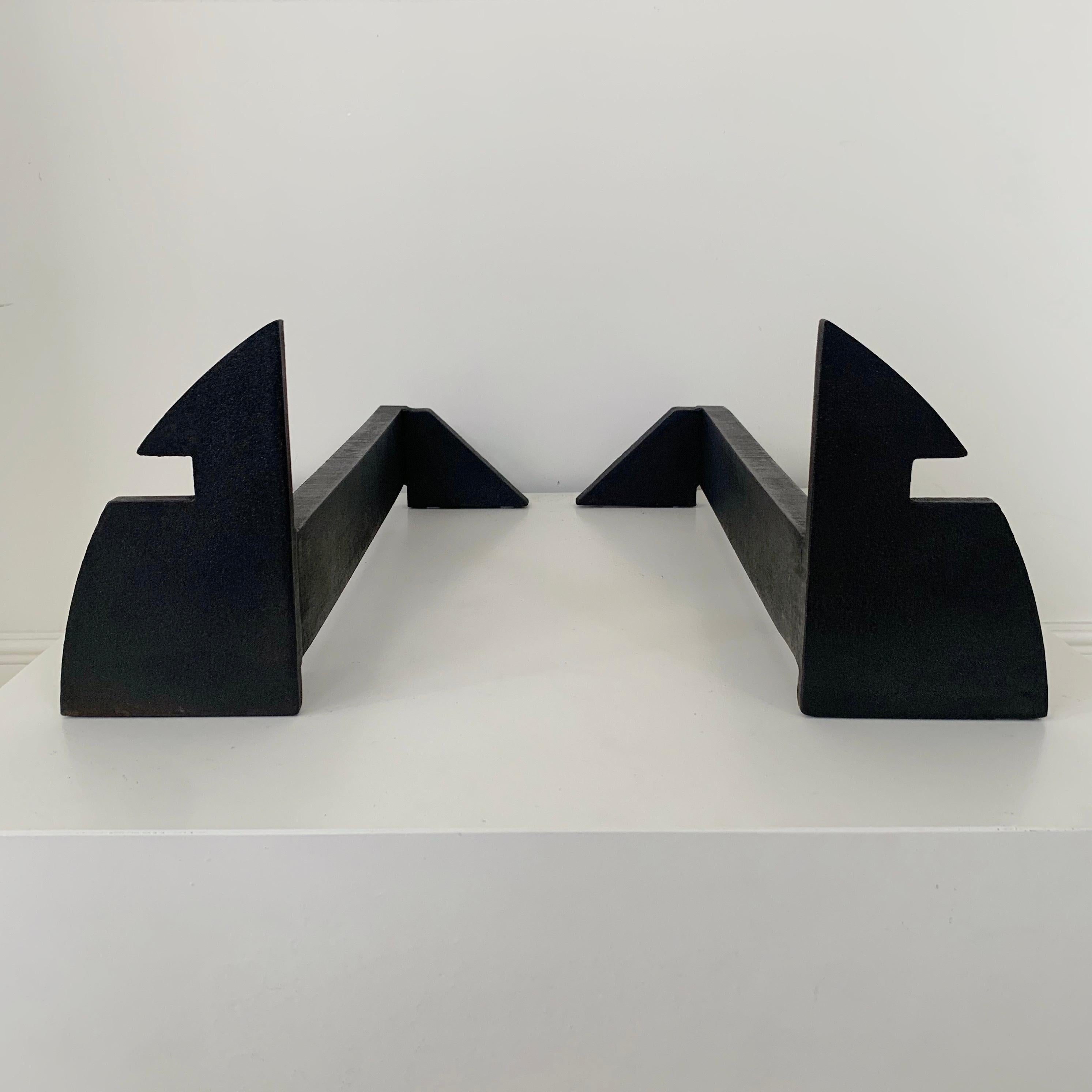 Ein Paar grafische und minimalistische Kaminöfen, um 1970, Frankreich.
Dieses Paar kann in zwei verschiedenen Positionen präsentiert werden, wodurch sich zwei ungewöhnliche geometrische Kompositionen ergeben.
Schmiedeeisen. Ein sehr schönes und