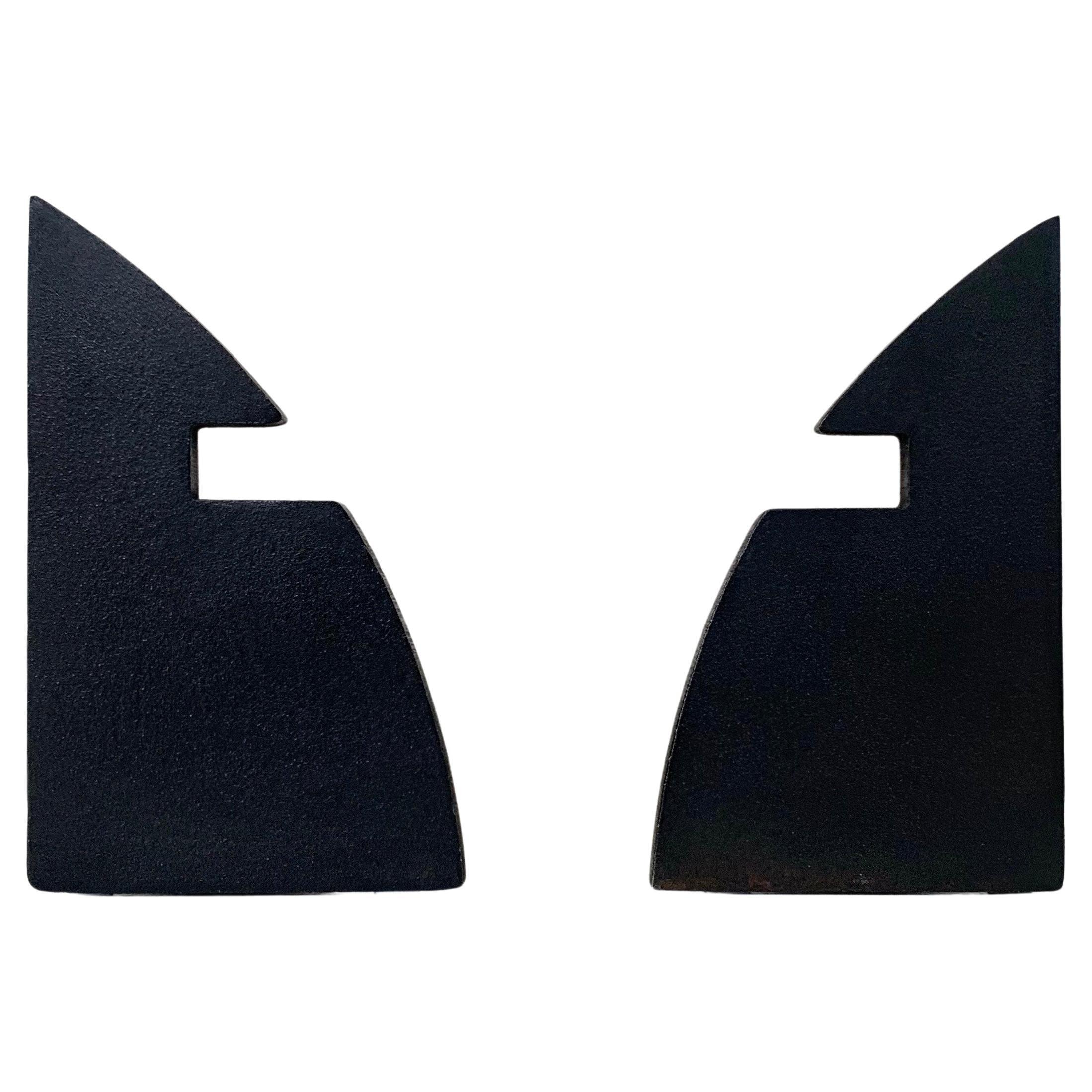Coppia di candelabri grafici e minimalisti, circa 1970, Francia.
Questa coppia può essere presentata in due posizioni diverse, per due insolite composizioni geometriche.
Ferro battuto. Un design molto bello e originale, raramente visto per gli
