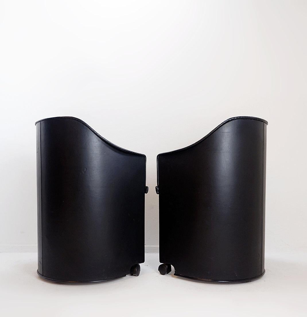 Paar Artona-Sessel aus schwarzem Leder von Afra und Tobia Scarpa für Maxalto
Artona Mod.8551 - Italien 1985
Maße: 57x57cm H:80cm SH:46cm 
MATERIAL : Leder 
Der Lederbezug ist an einigen Stellen abgenutzt: Siehe Fotos bitte 
Alters- und