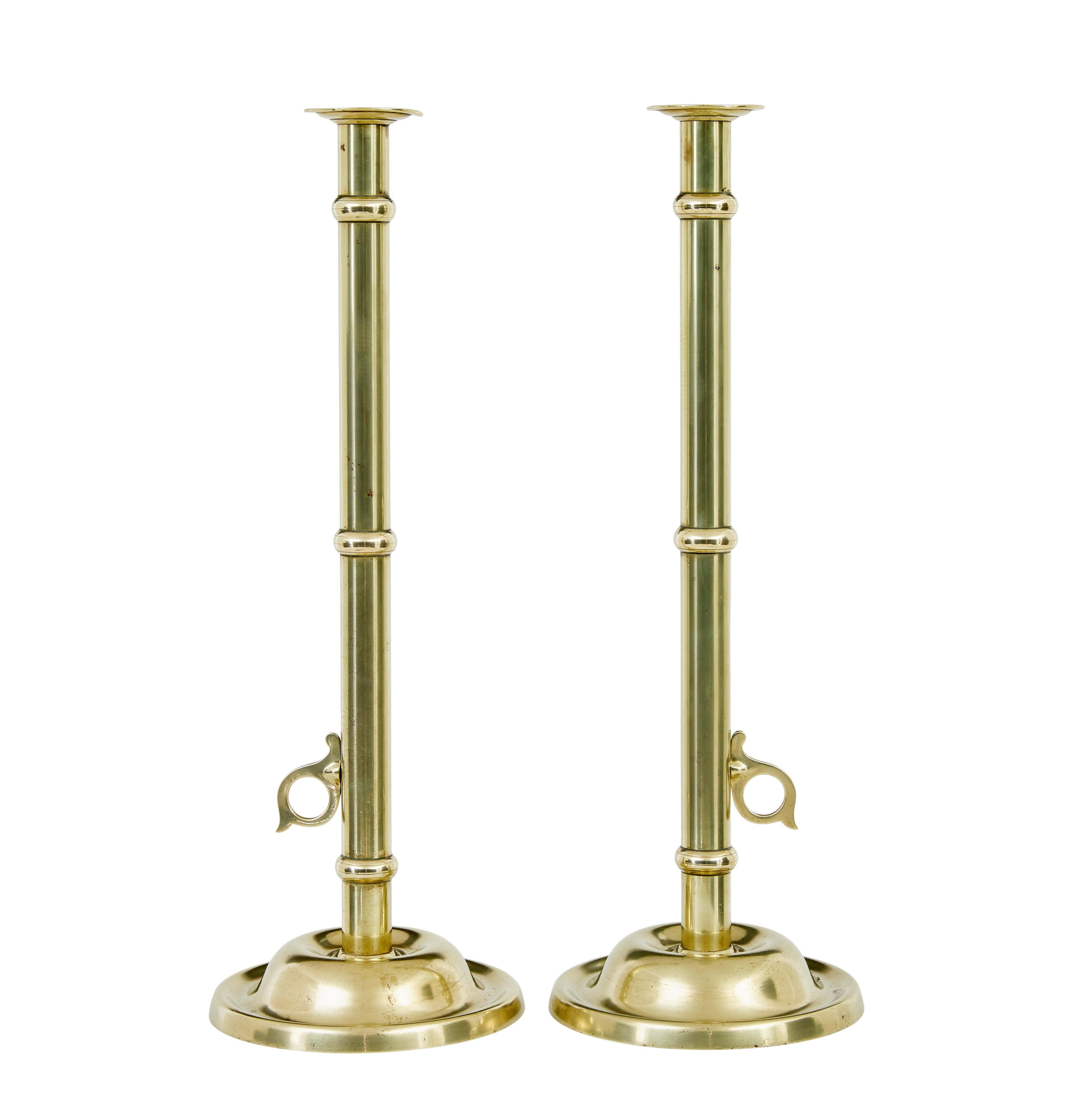 Paar kunstgewerbliche Messing-Kerzenhalter aus dem 19. Jahrhundert, um 1890.

Zwei hohe Tisch- oder Kaminleuchter aus massivem Messing in guter Qualität.  Elegantes Paar mit dem zusätzlichen Merkmal eines Schiebeauslösers, der es ermöglicht, die