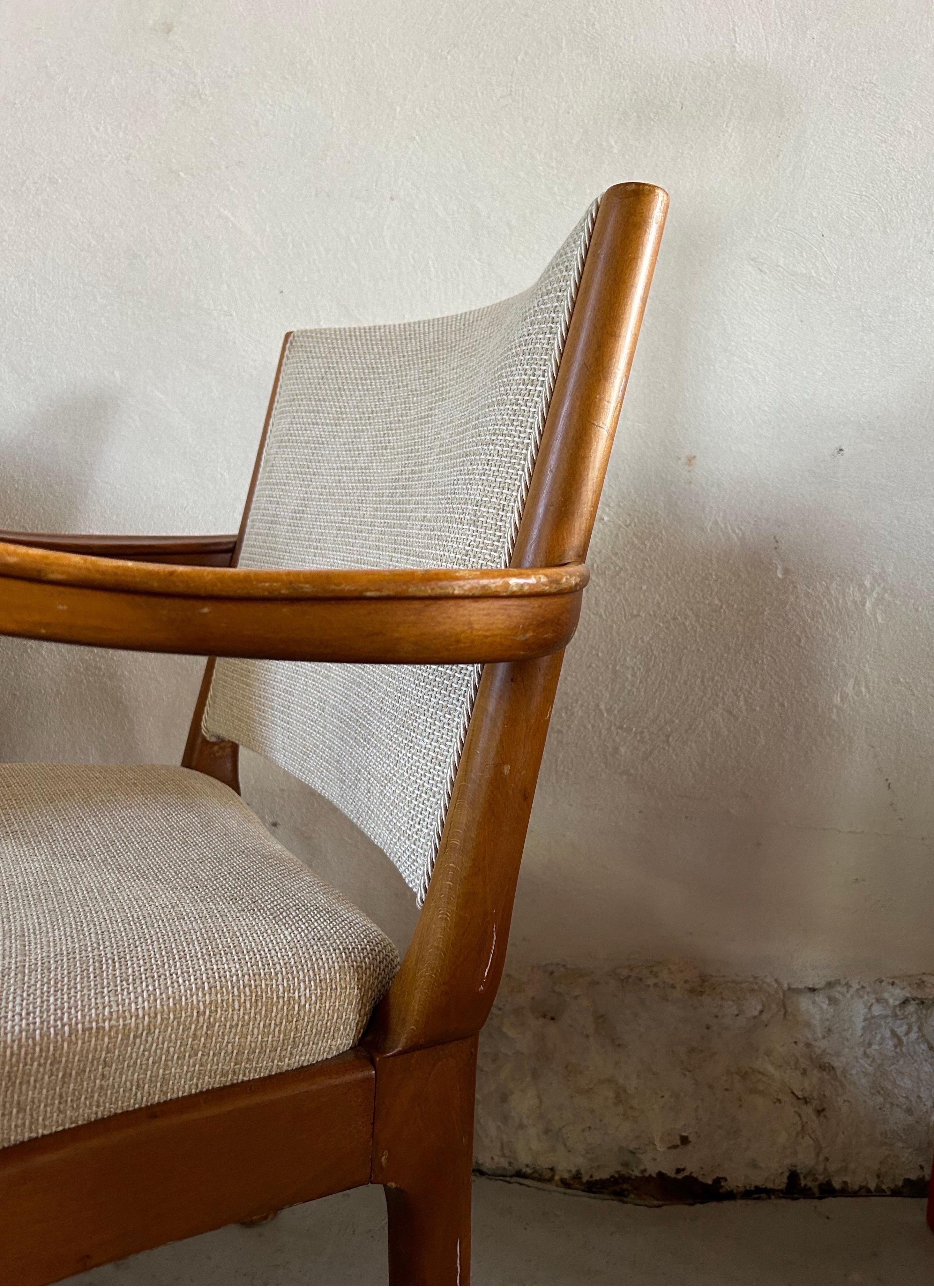 Rare paire de fauteuils Arts and Crafts réalisés par le célèbre designer Thorvald Jørgensen pour Fritz Hansen. Fabriquées en bois de hêtre de haute qualité, ces chaises respirent l'élégance intemporelle et un savoir-faire impeccable.

Créées par les