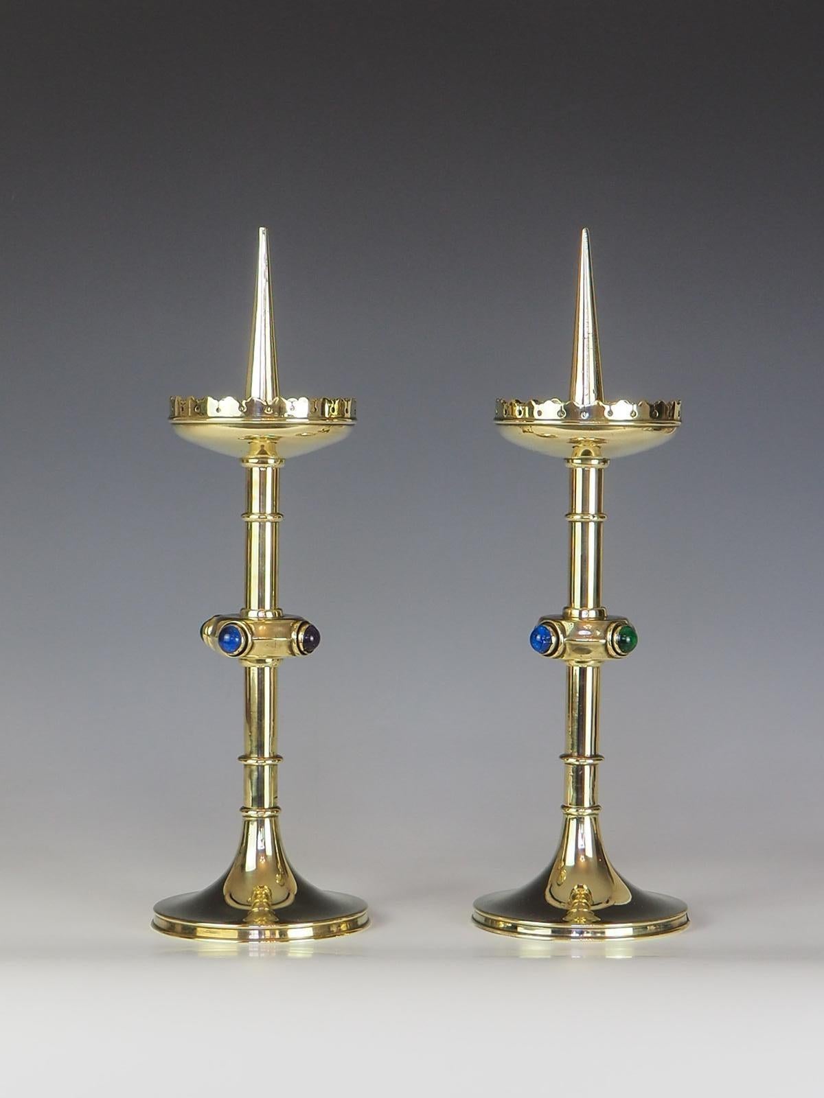 Paar Arts and Crafts-Kerzenhalter mit Halbedelsteinen im Cabochon-Schliff

Diese exquisiten Arts and Crafts-Kerzenhalter sind eine perfekte Ergänzung für jedes Zuhause. Diese mit äußerster Präzision und Liebe zum Detail gefertigten Kerzenhalter sind